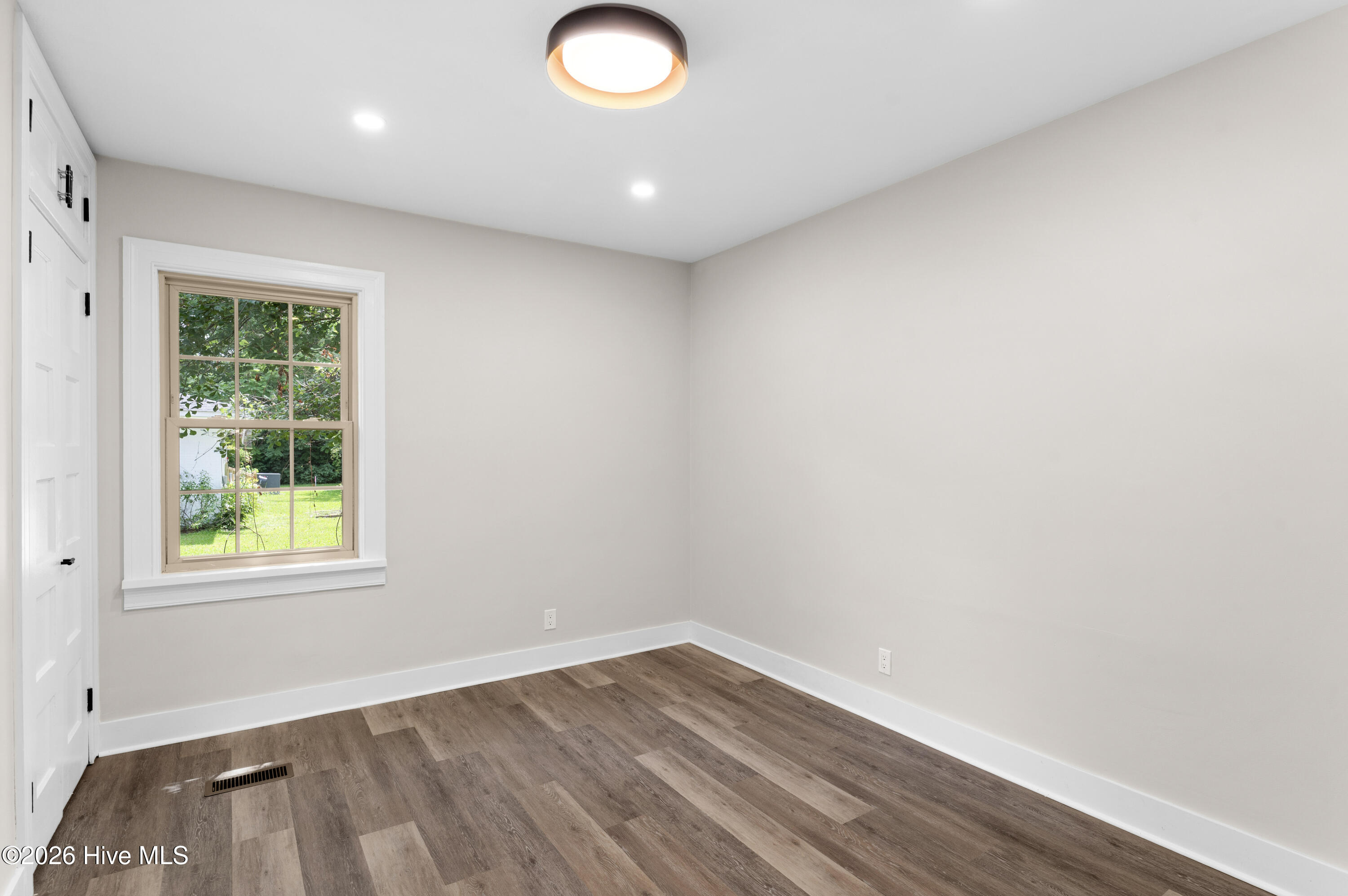 533 W College Street Property Photo 27