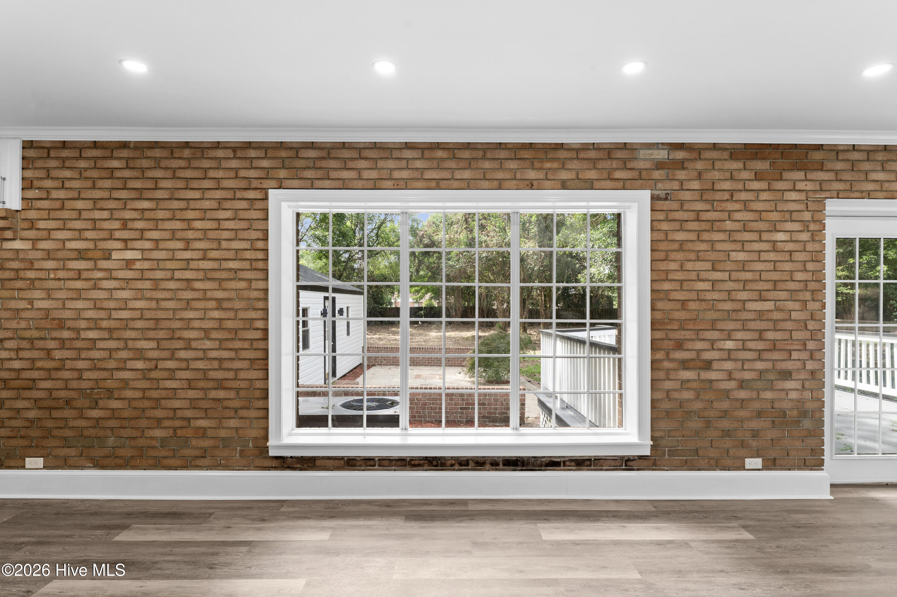533 W College Street Property Photo 32