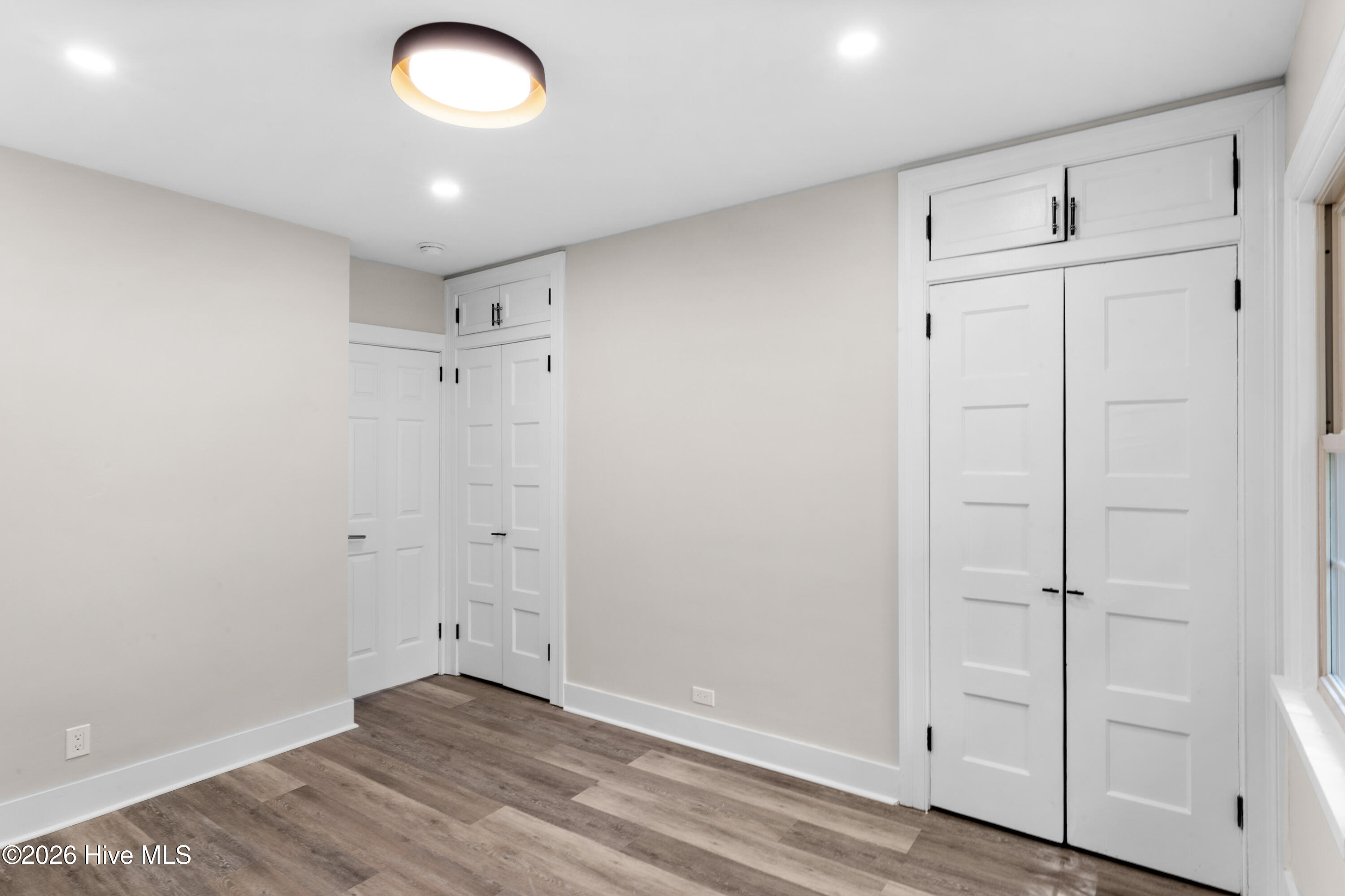 533 W College Street Property Photo 37