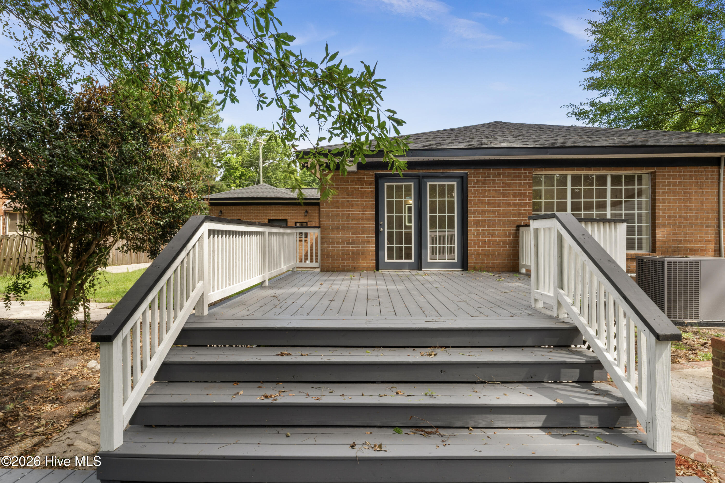 533 W College Street Property Photo 49