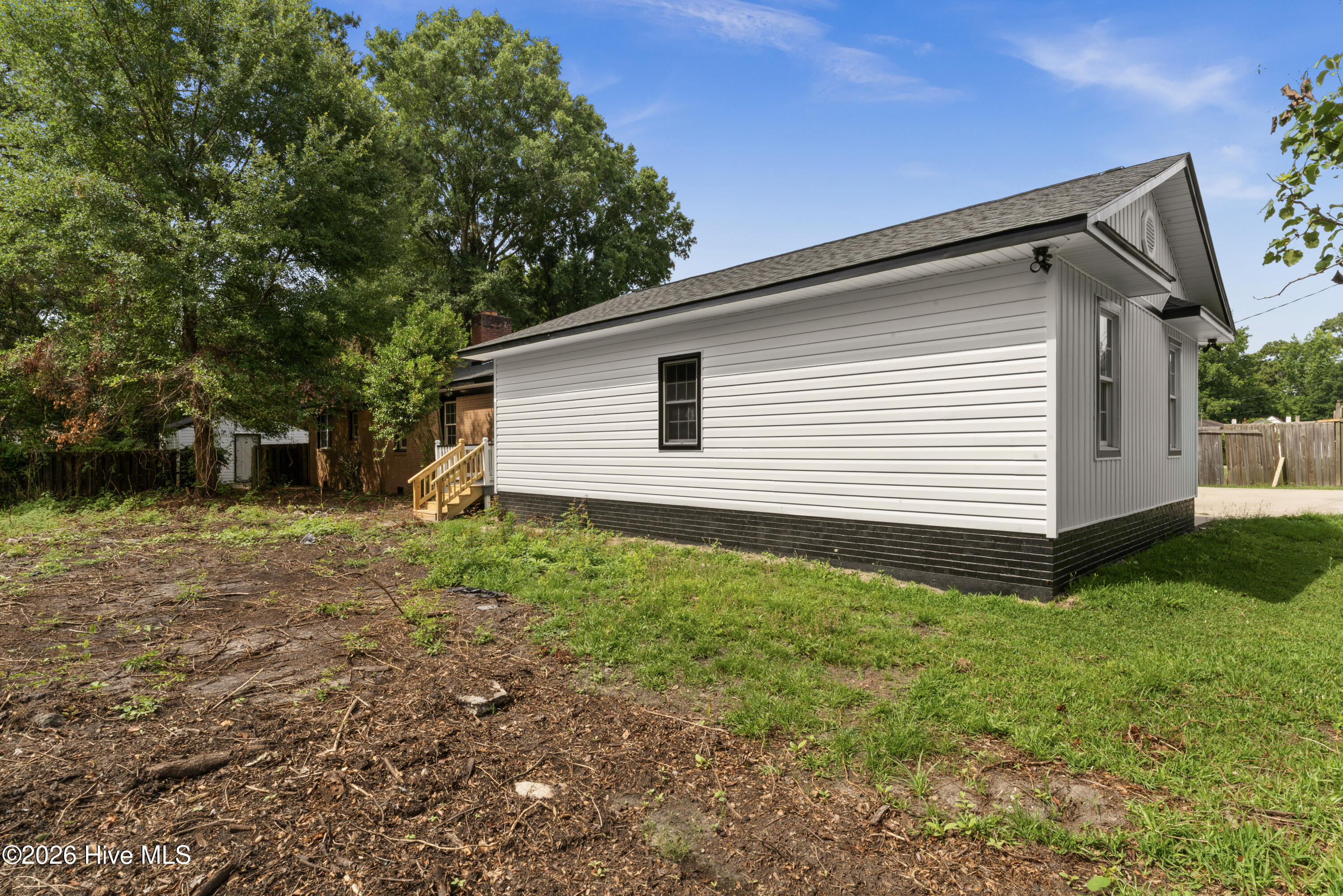 533 W College Street Property Photo 50