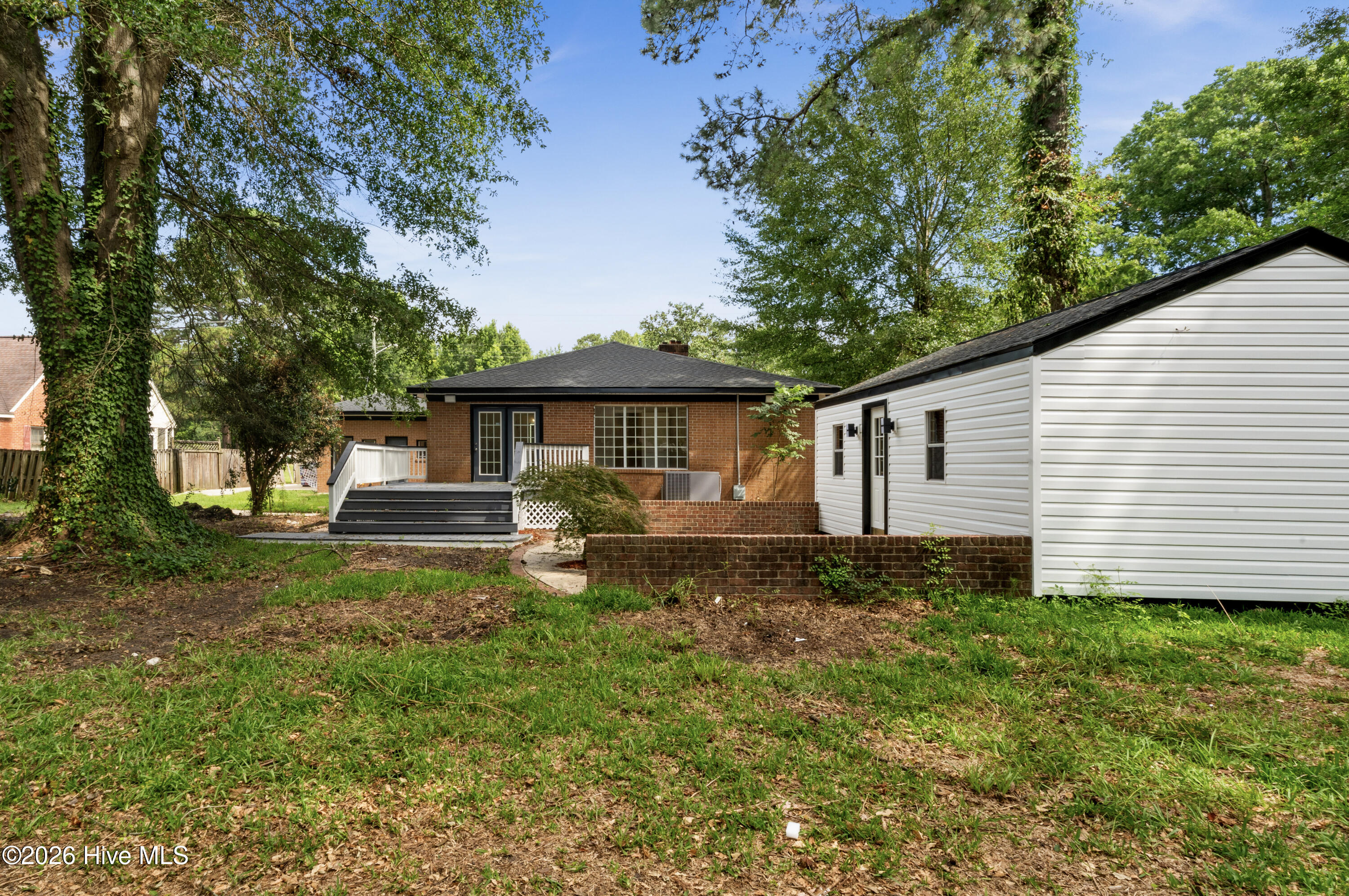 533 W College Street Property Photo 51
