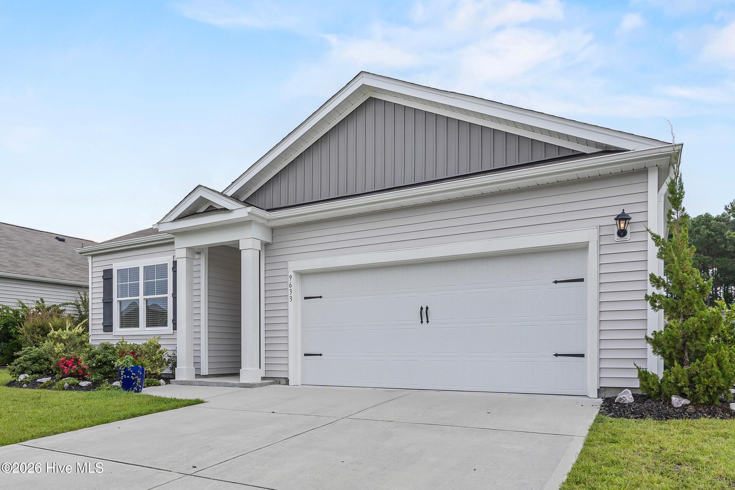9633 Large Oak Court Property Photo 4