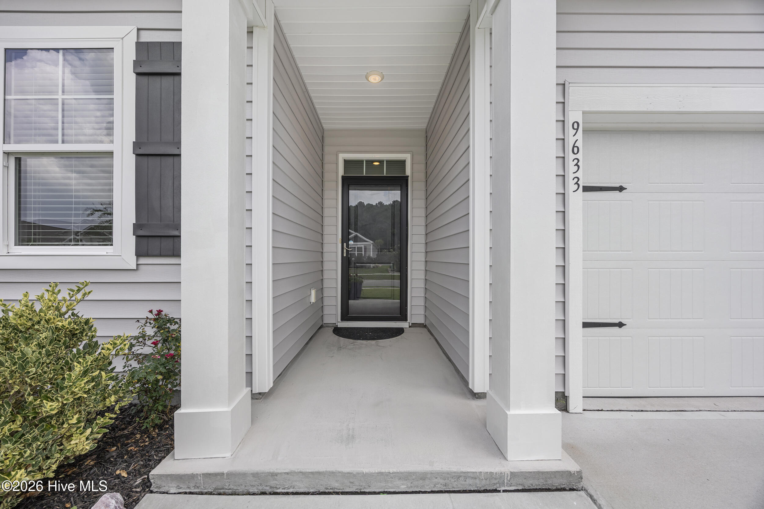 9633 Large Oak Court Property Photo 6