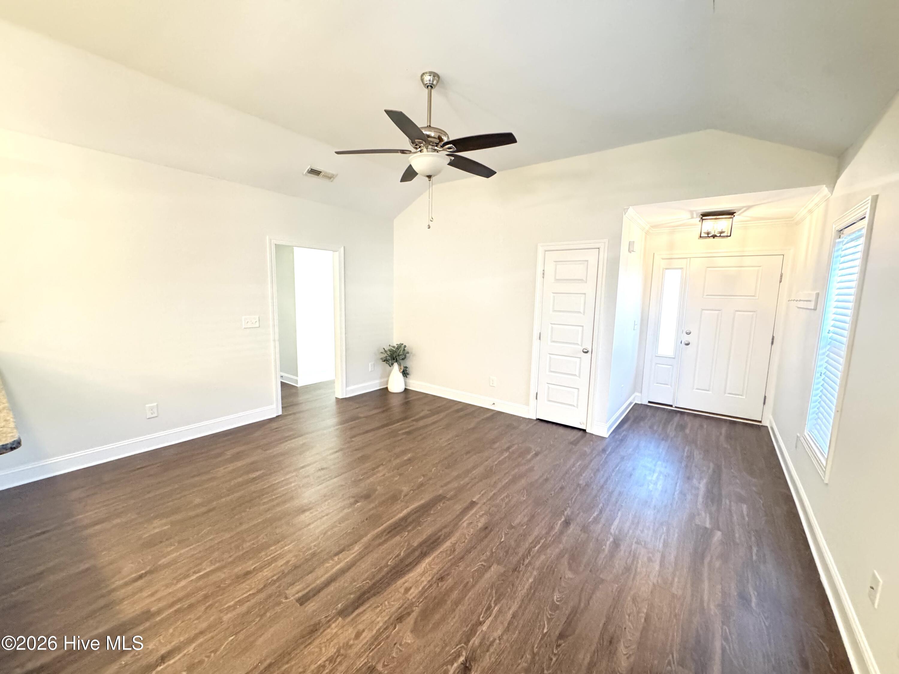733 Seneca Court Property Photo 4