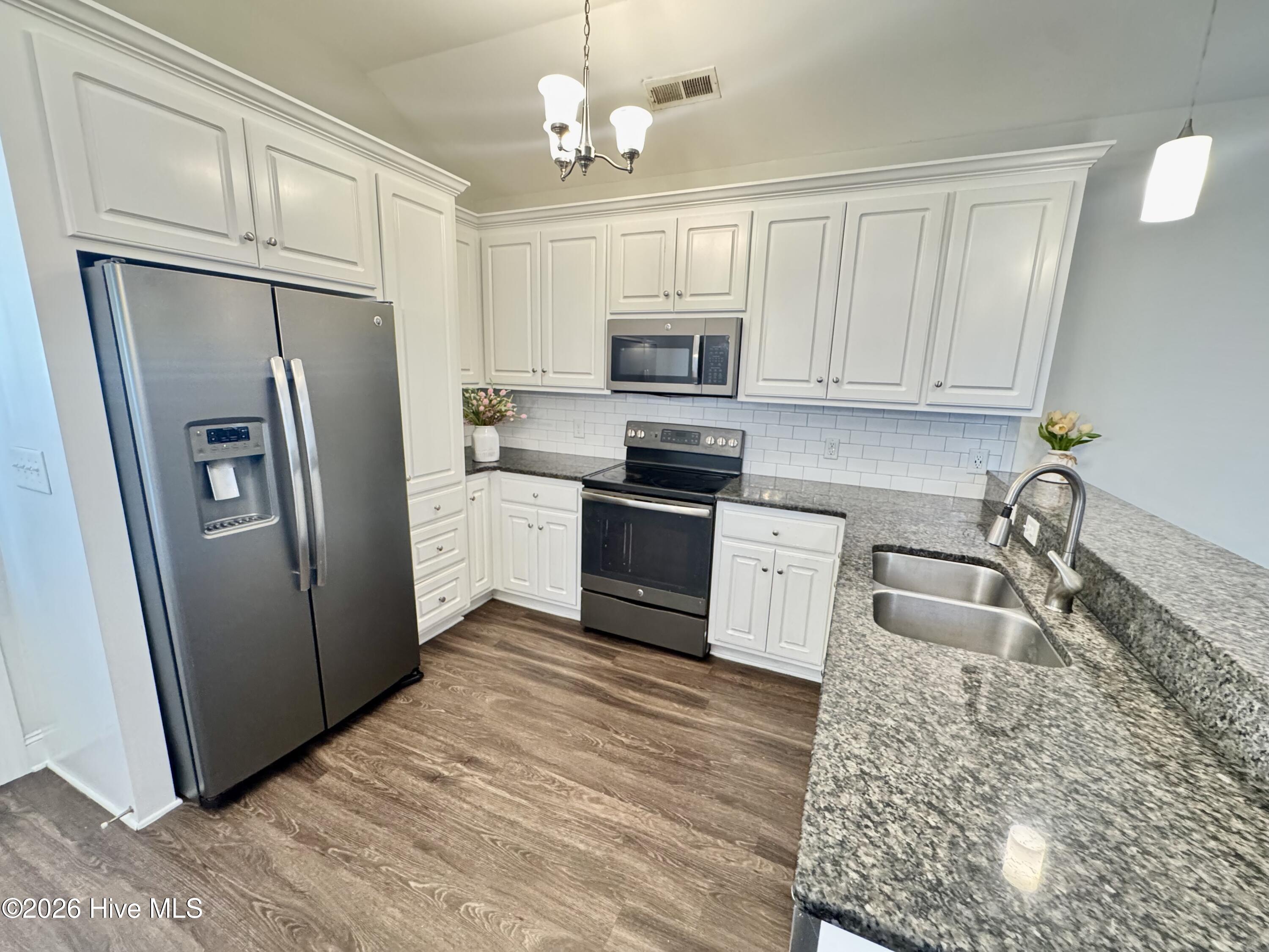 733 Seneca Court Property Photo 6