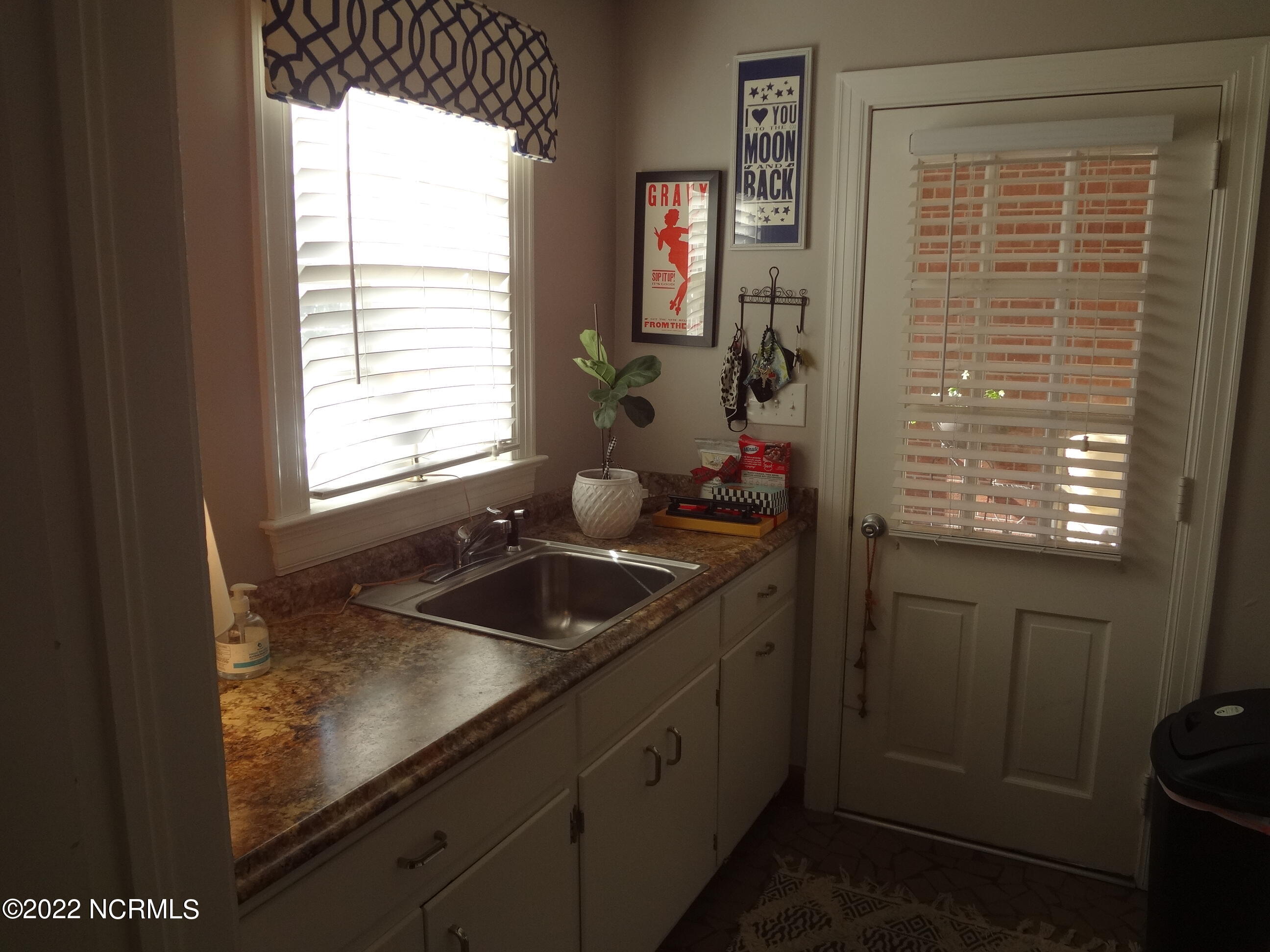 3004 S Elm Street Property Photo 7
