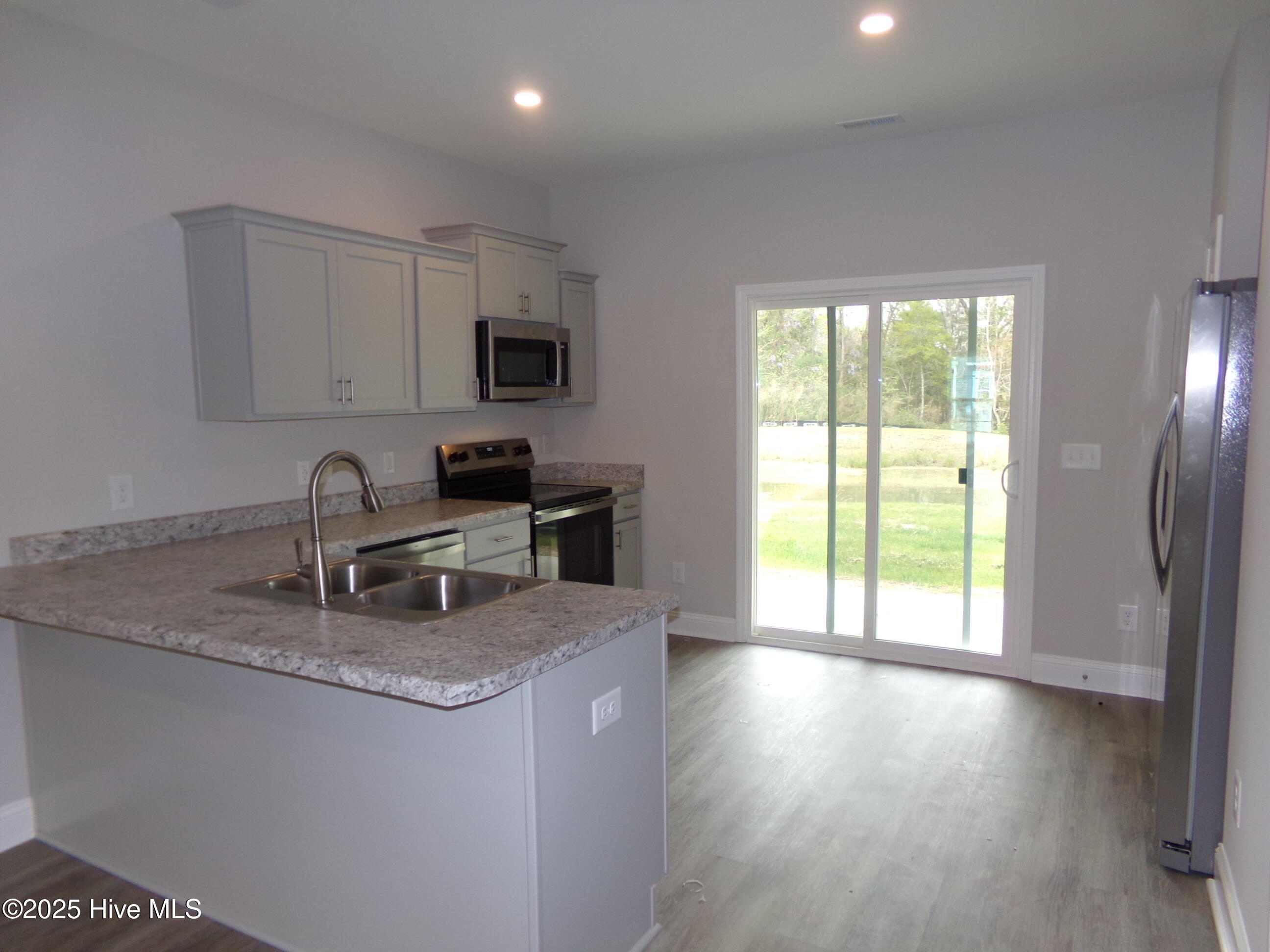 199 Loren Road Property Photo 5