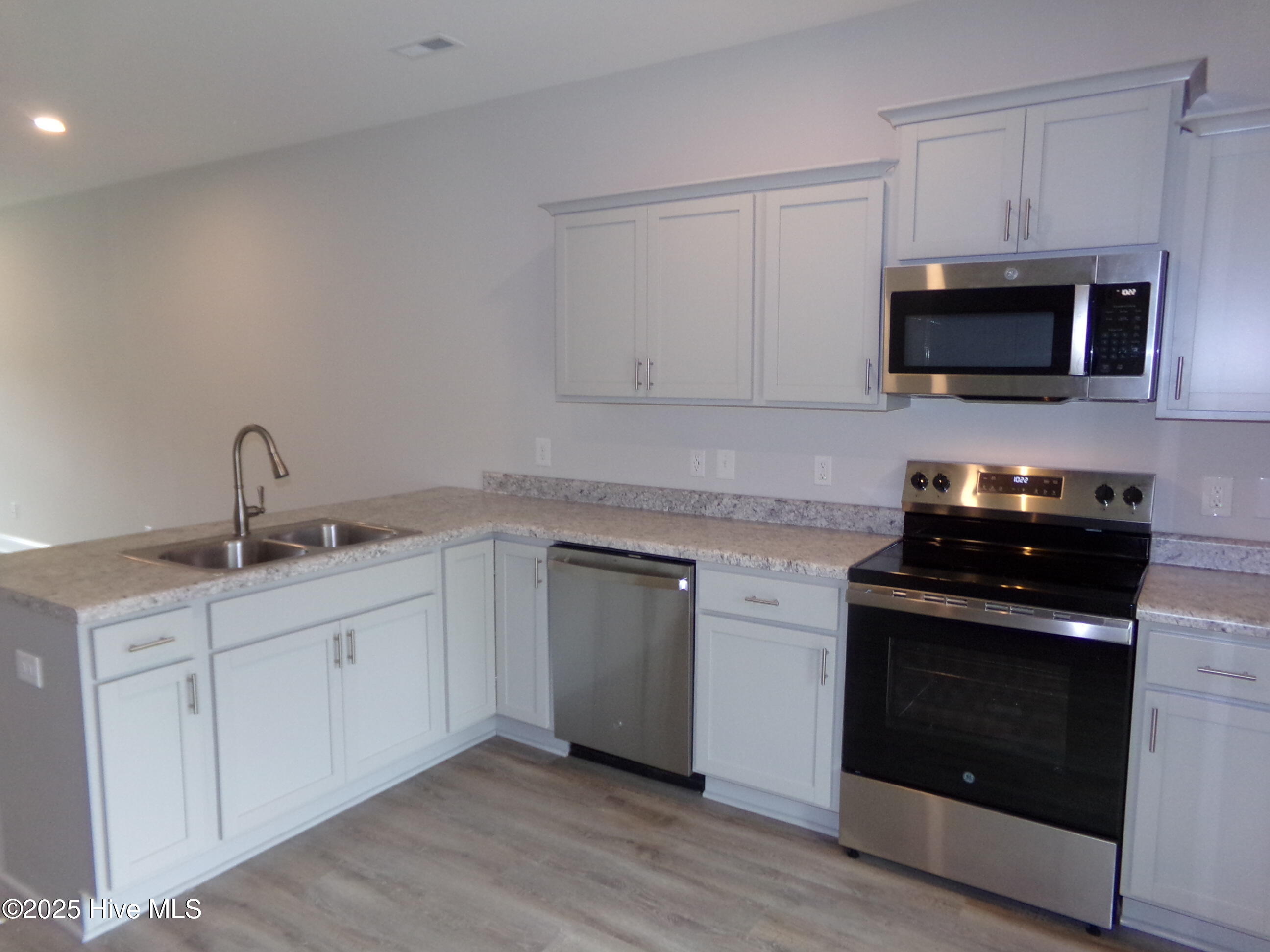 199 Loren Road Property Photo 6
