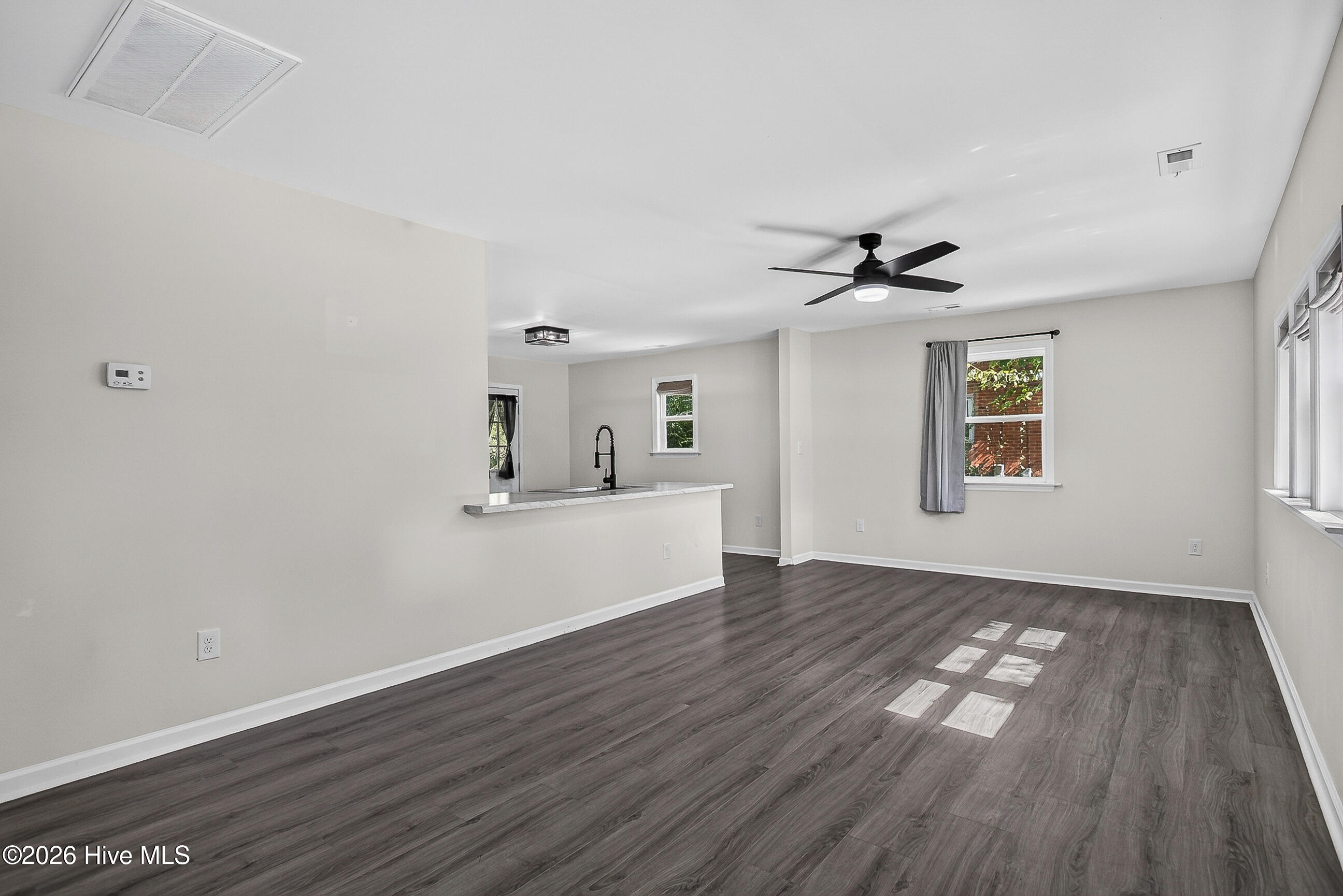 305 White Oak Street Property Photo 5