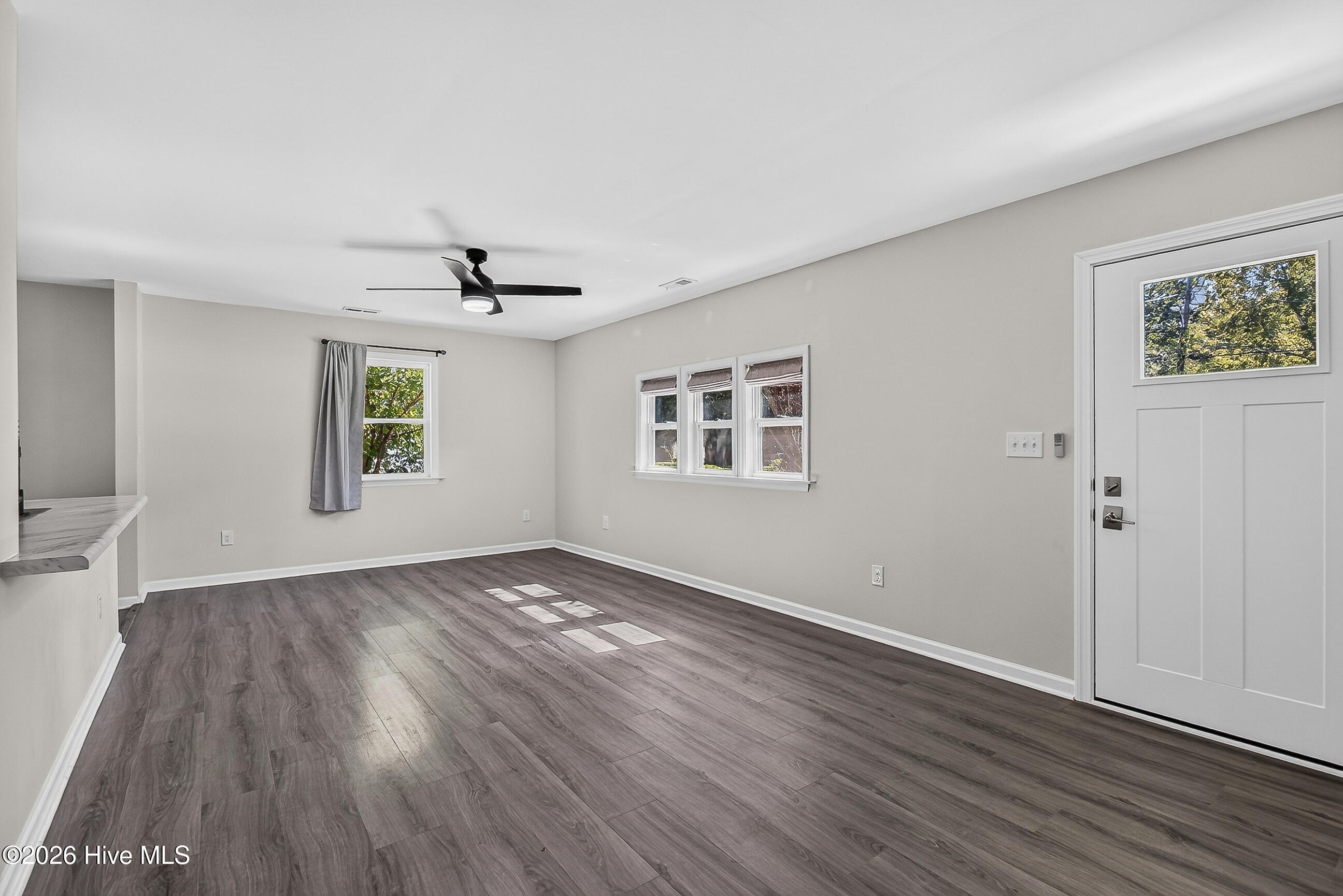 305 White Oak Street Property Photo 6