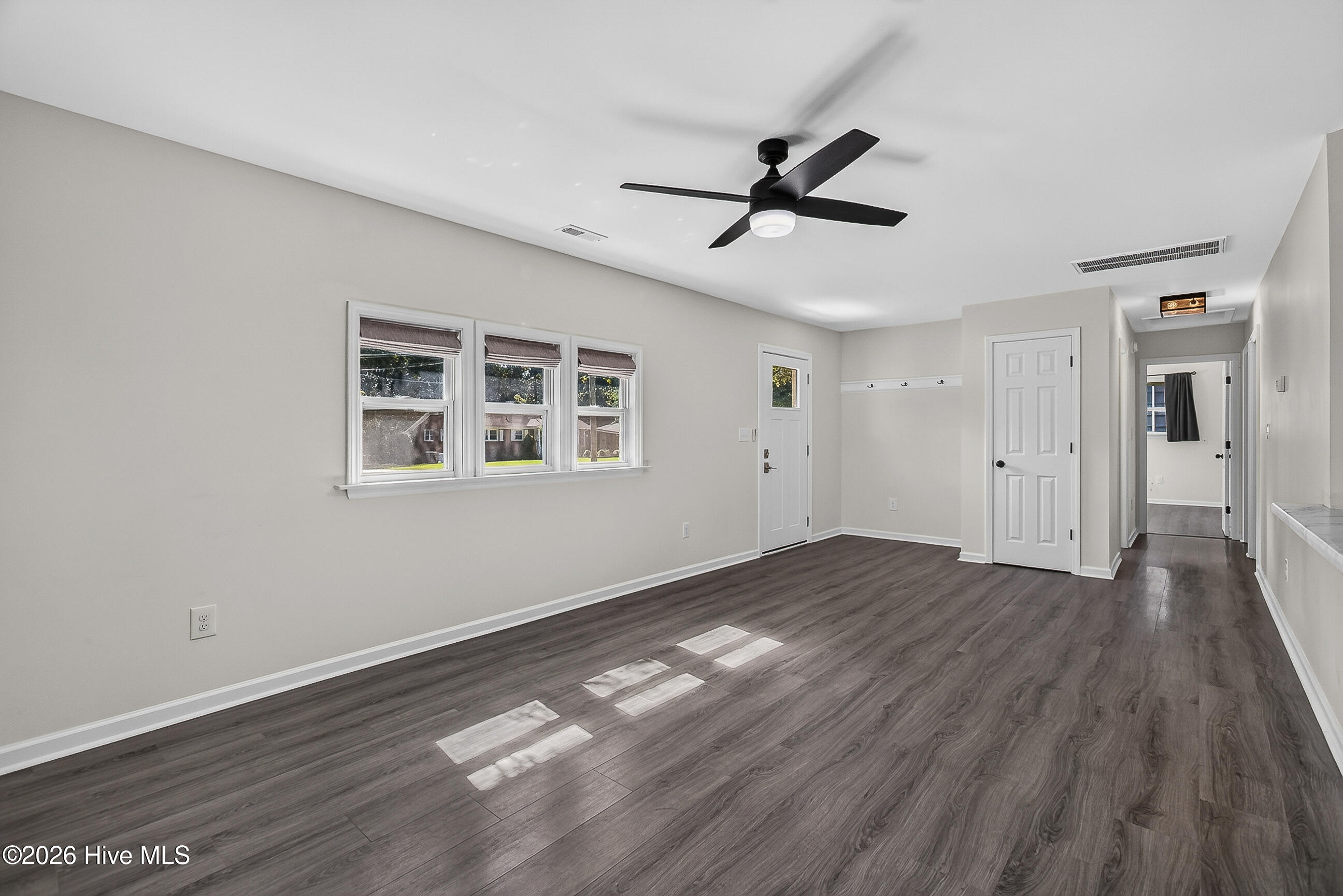 305 White Oak Street Property Photo 8