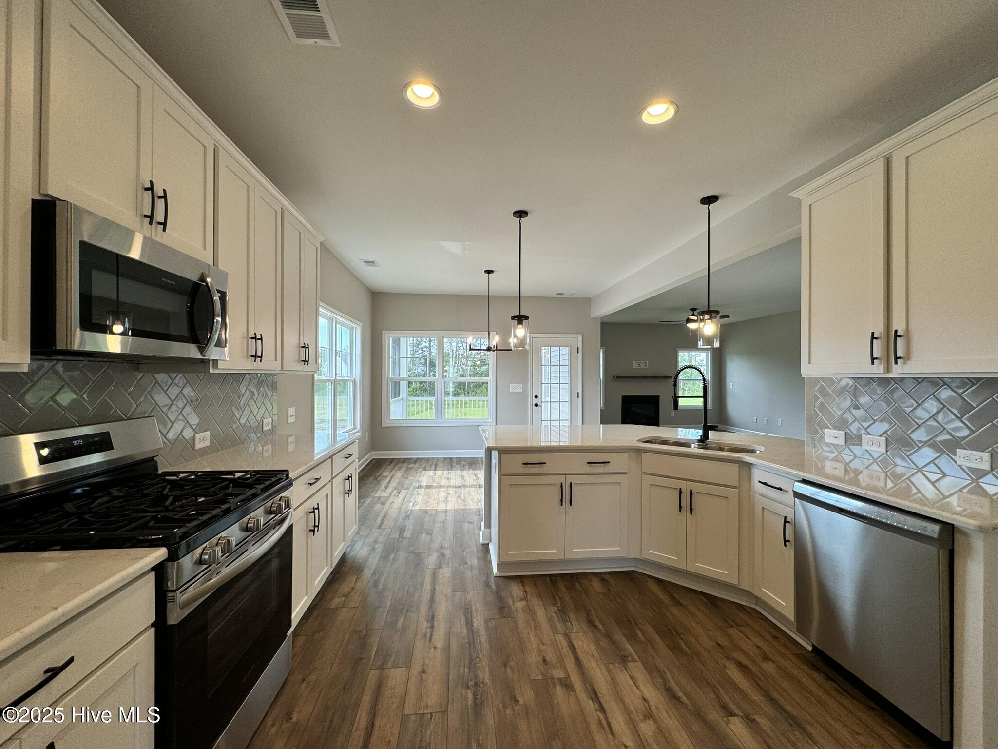 2729 Longleaf Pine Circle Property Photo 6
