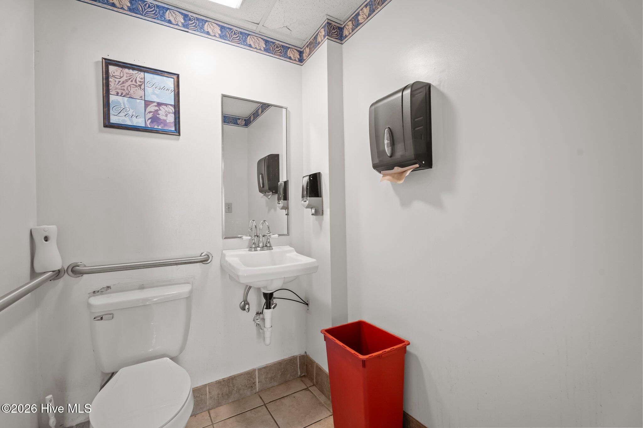 2902 Central Heights Road E Property Photo 13