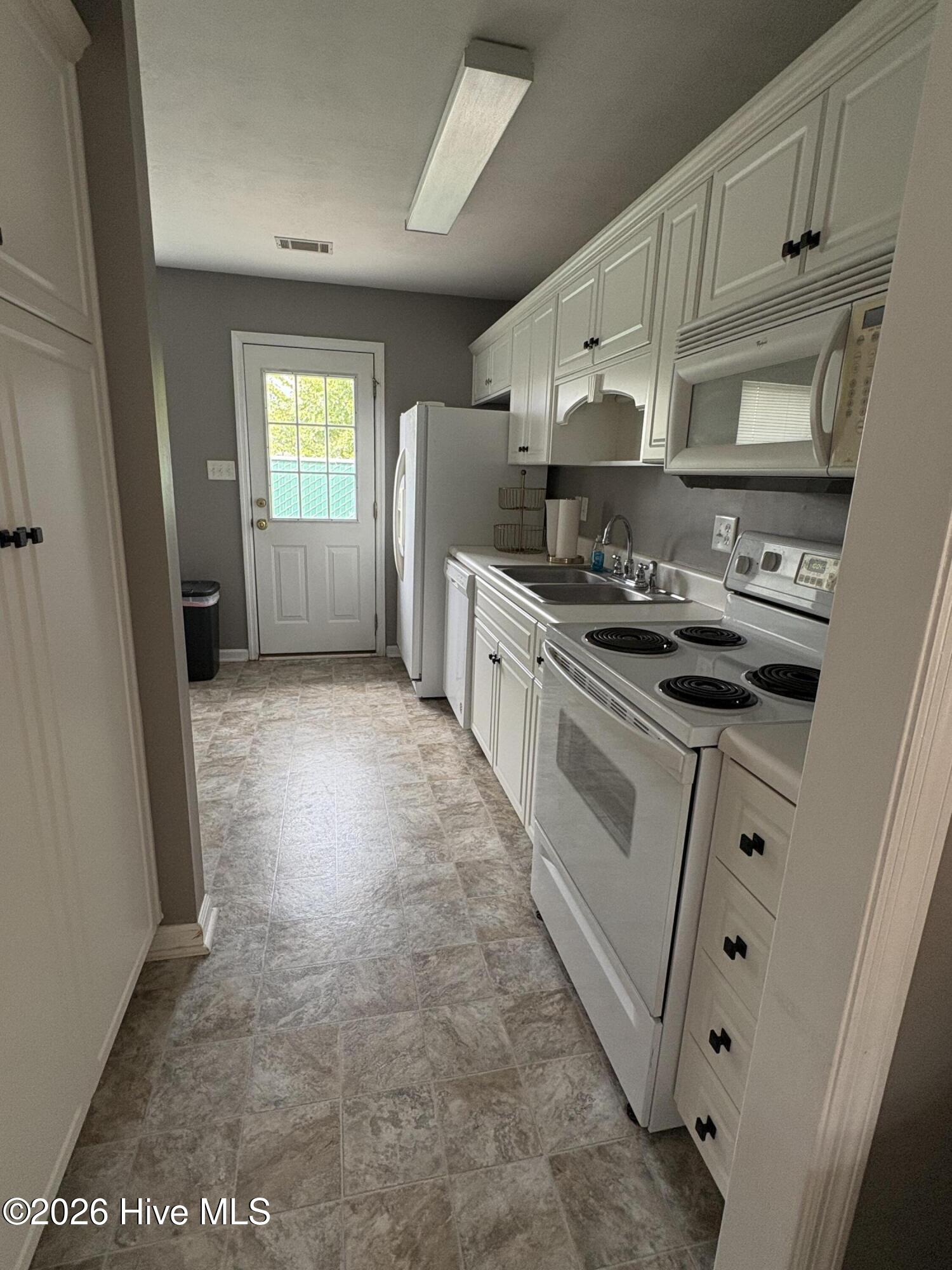 425 Flowing Creek Drive Property Photo 3