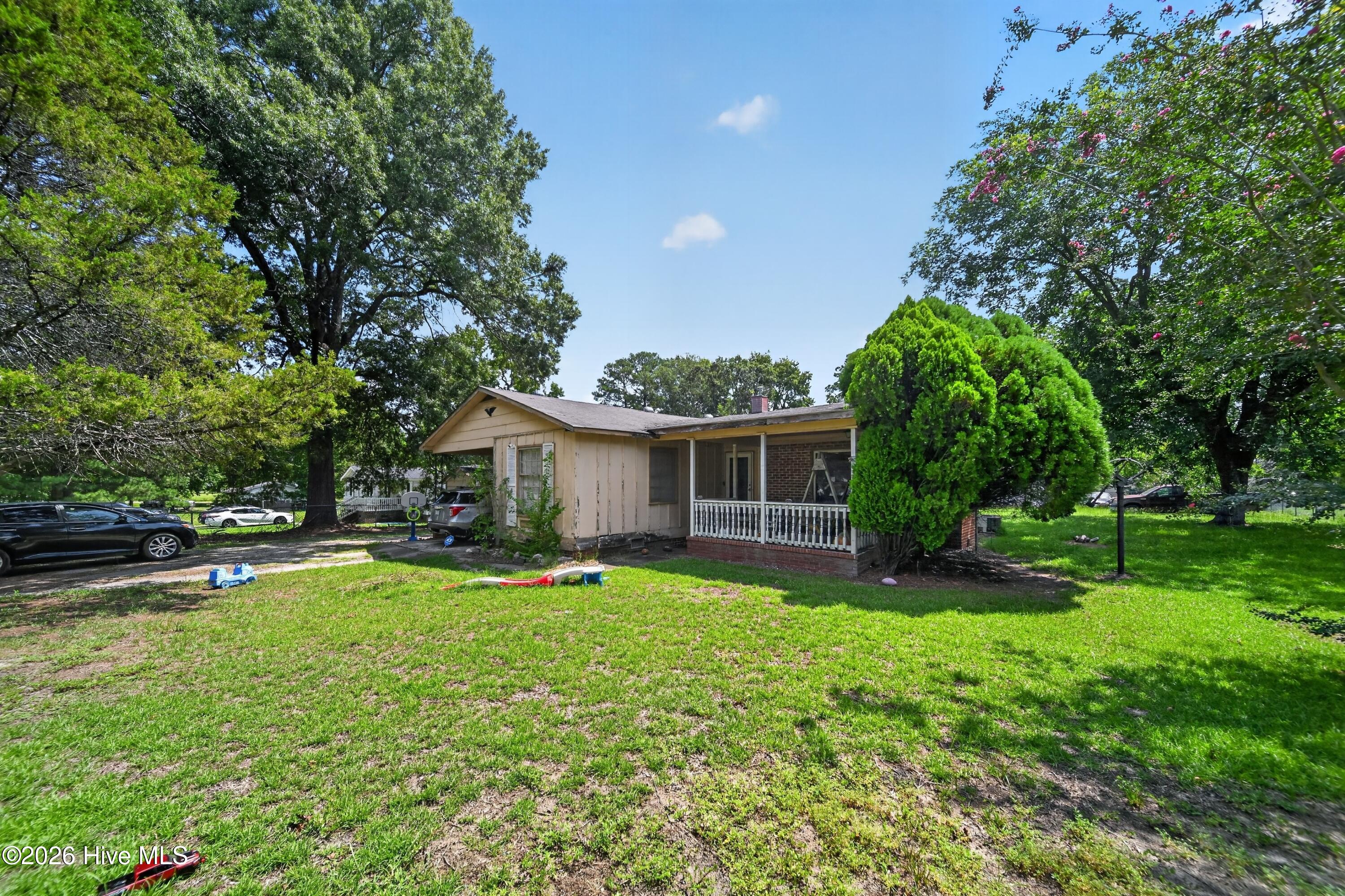 1109 E Northern Boulevard Property Photo 2