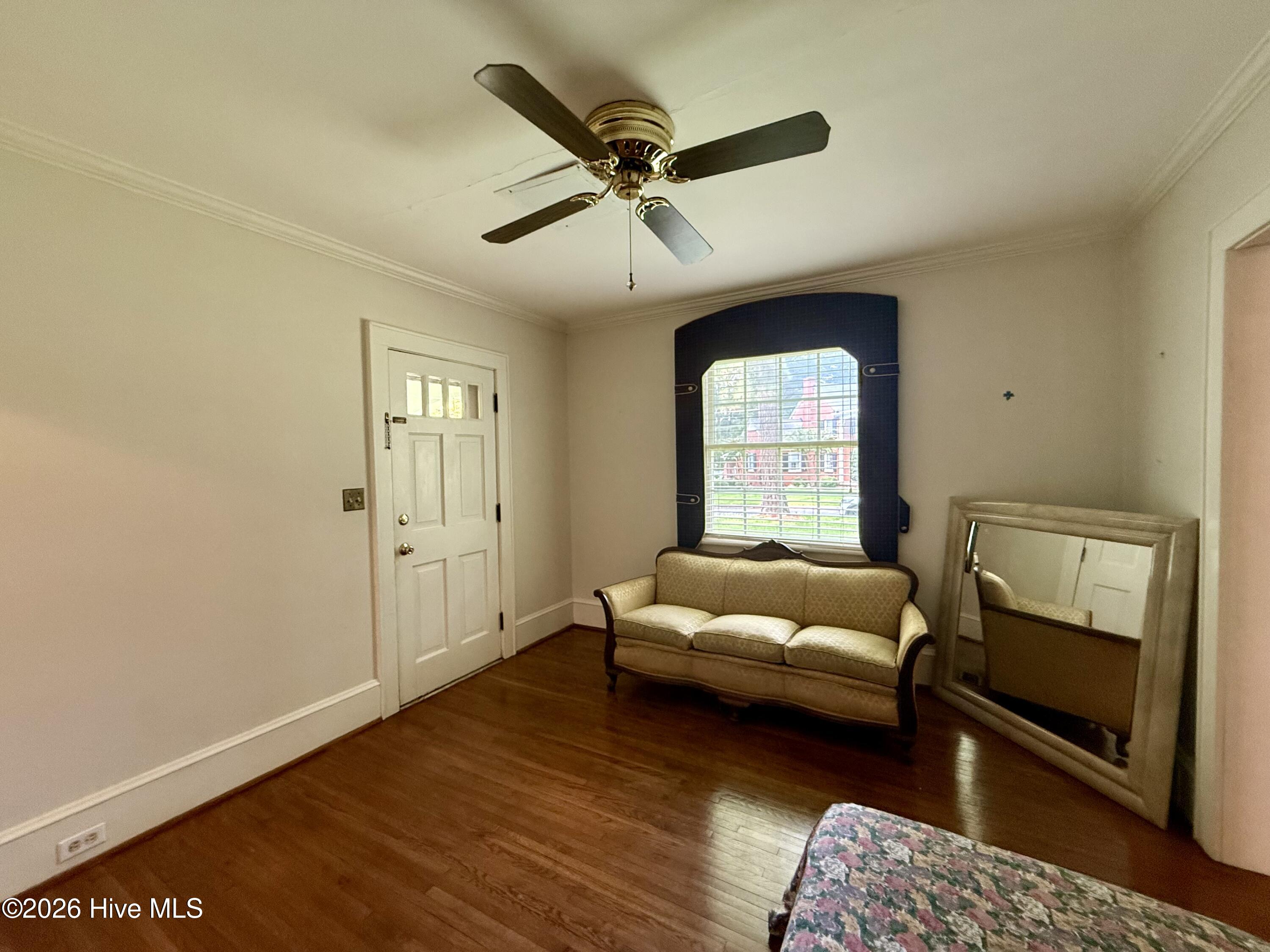 208 Crescent Drive Property Photo 3