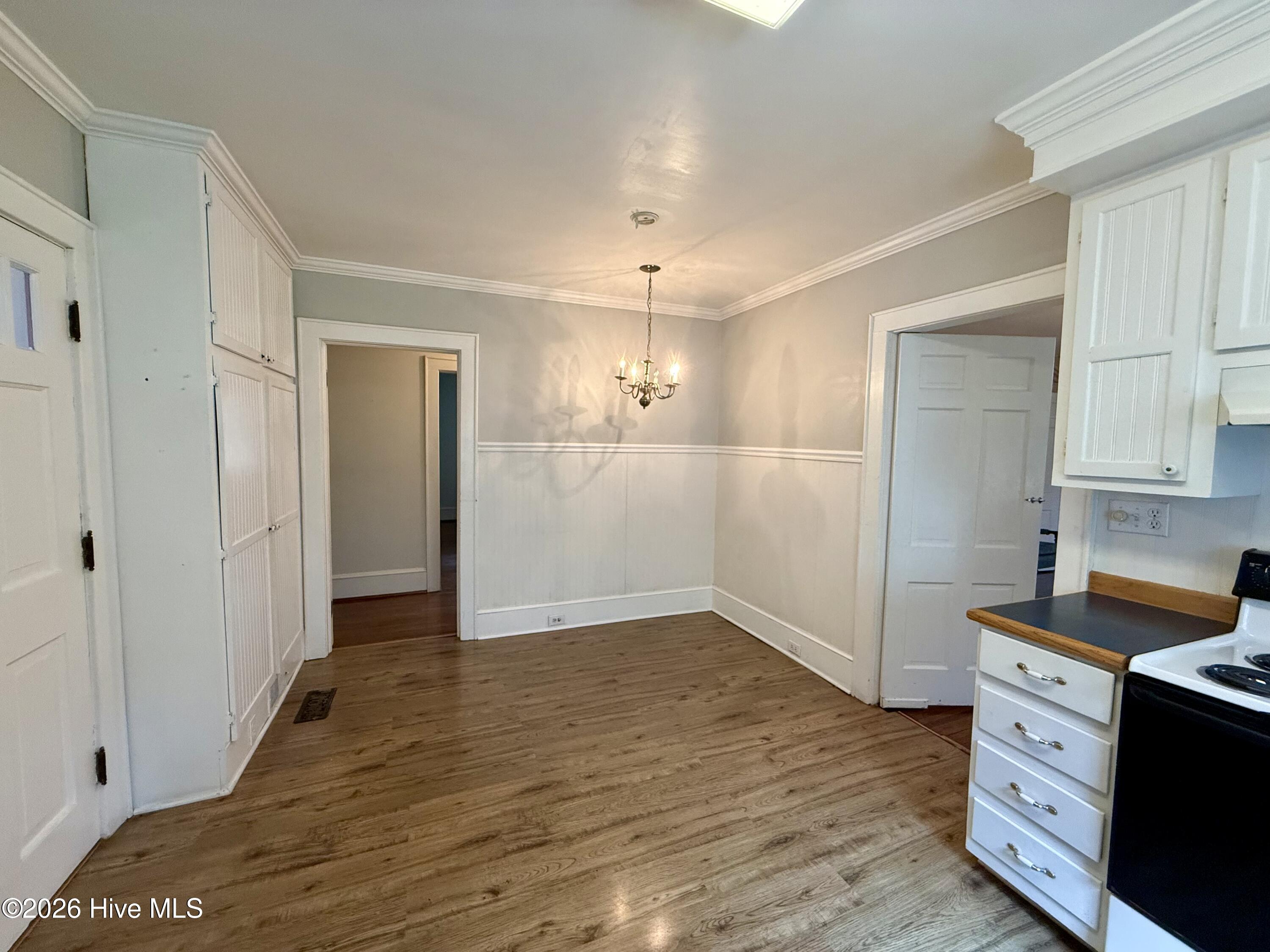 208 Crescent Drive Property Photo 6