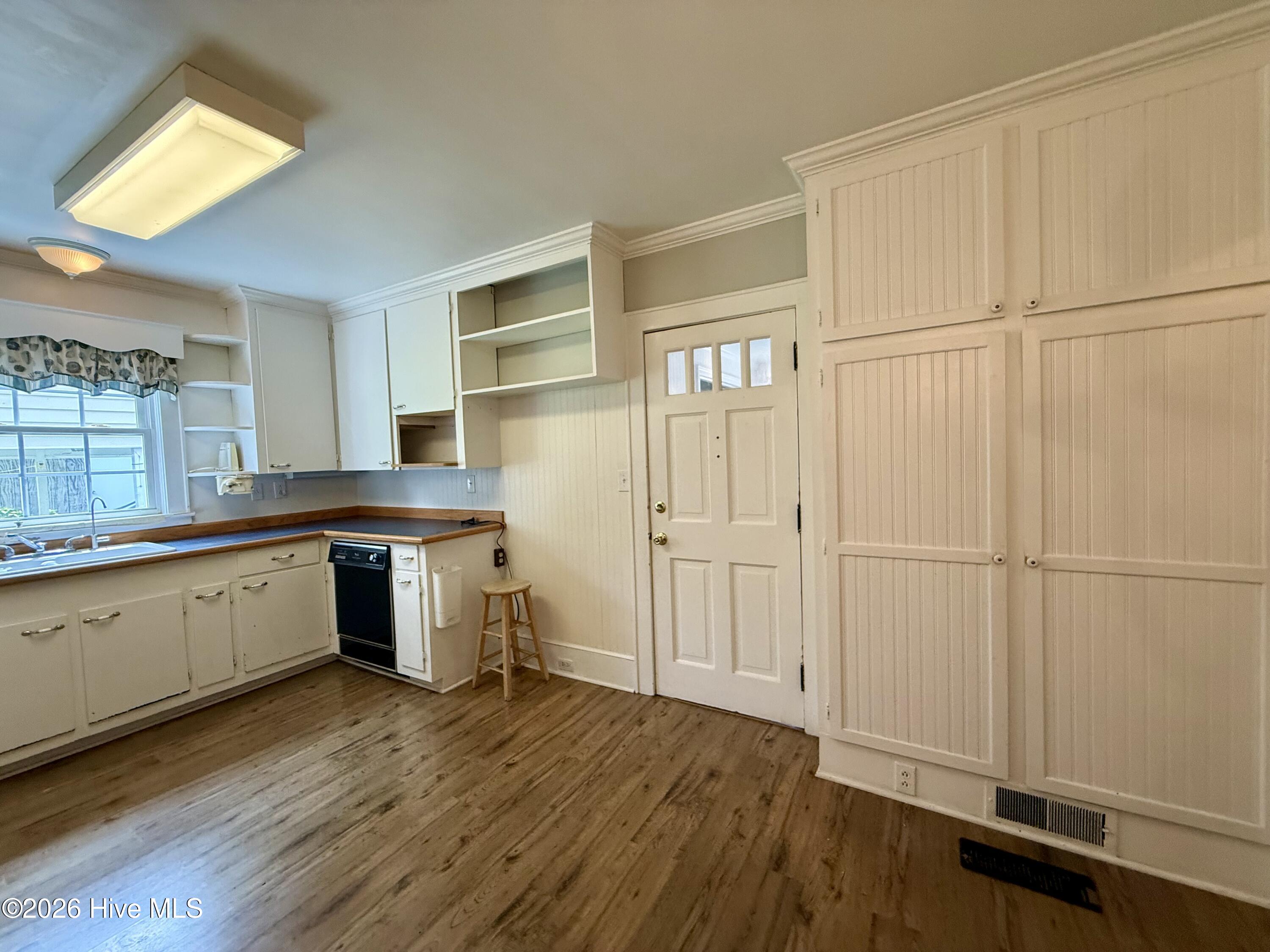 208 Crescent Drive Property Photo 7