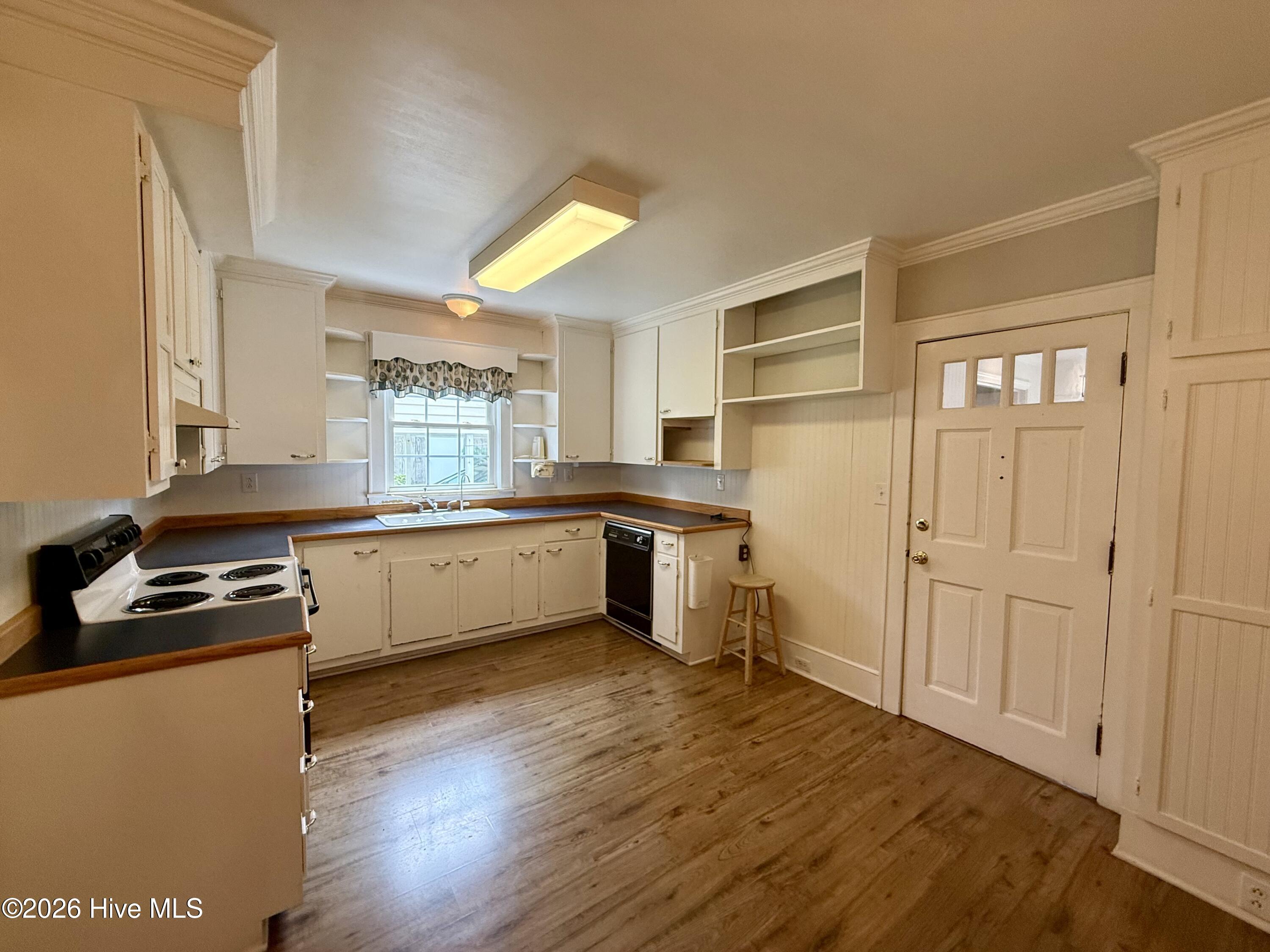 208 Crescent Drive Property Photo 8