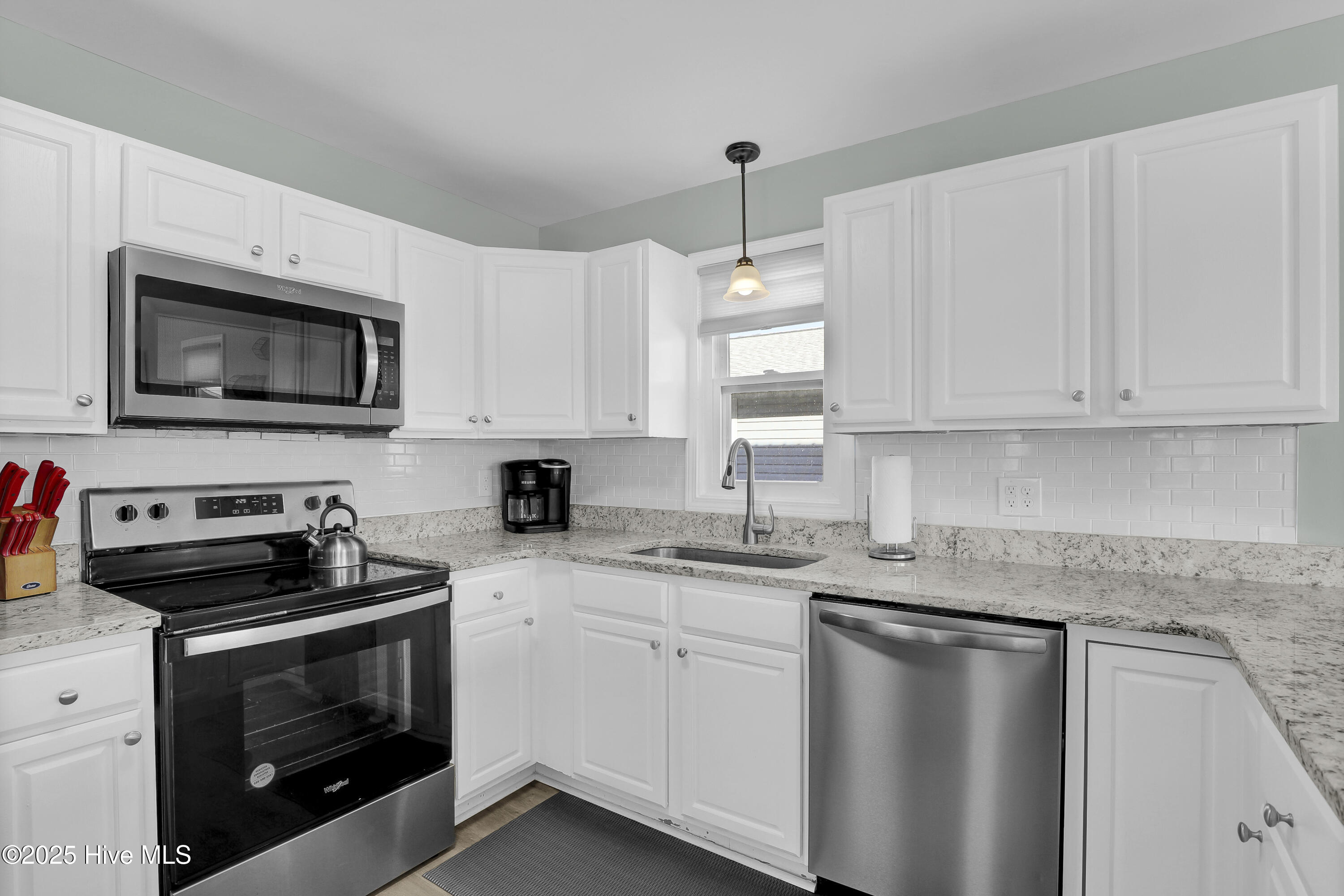 1115 N Shore Drive Property Photo 8
