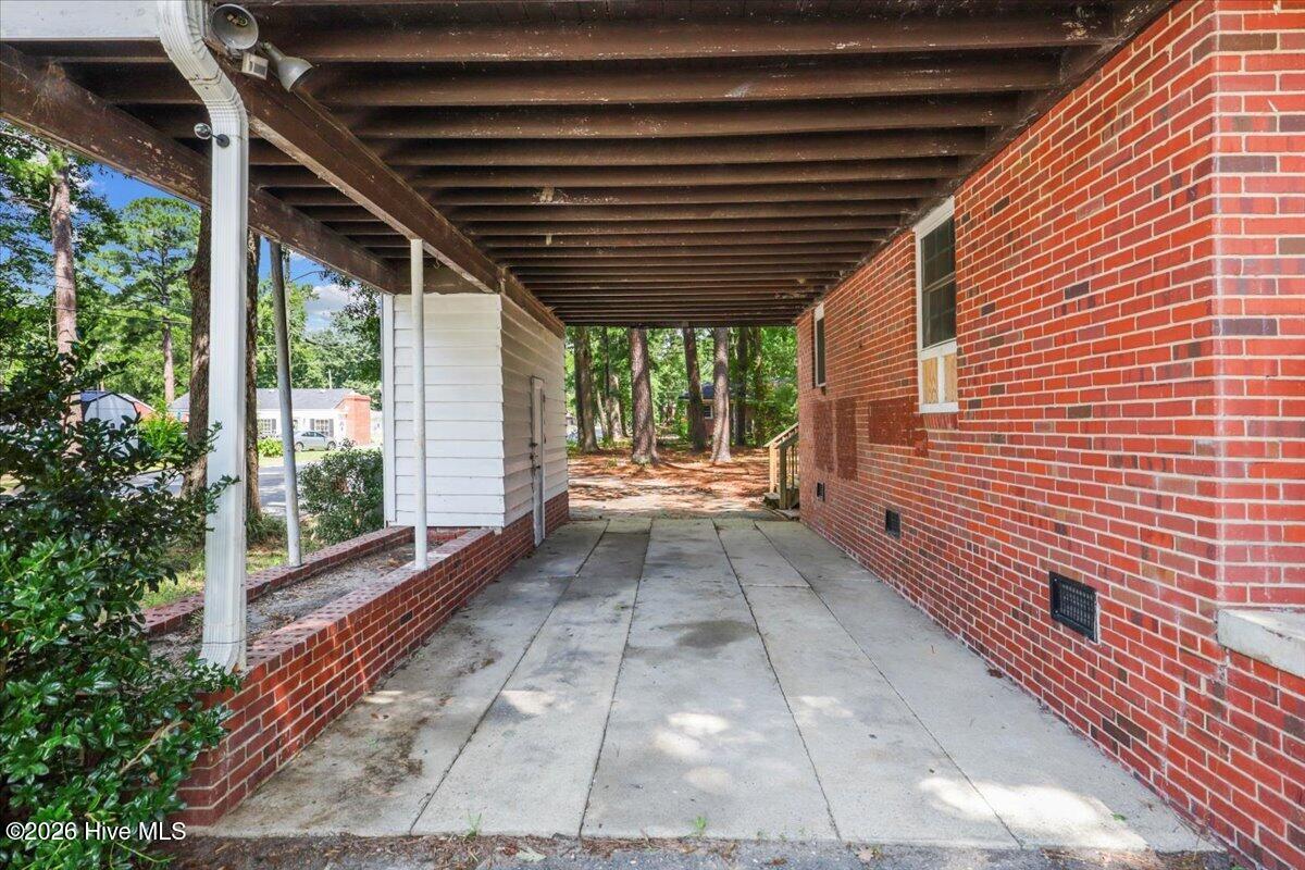 2000 Rosewood Avenue Property Photo 5