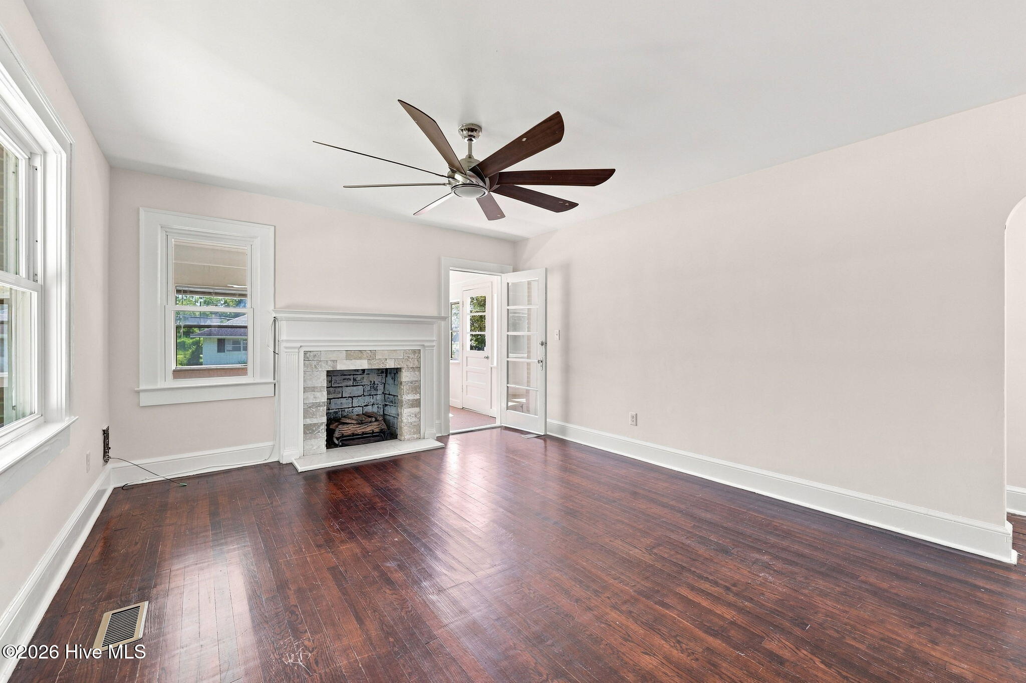 301 W 15th Street Property Photo 4
