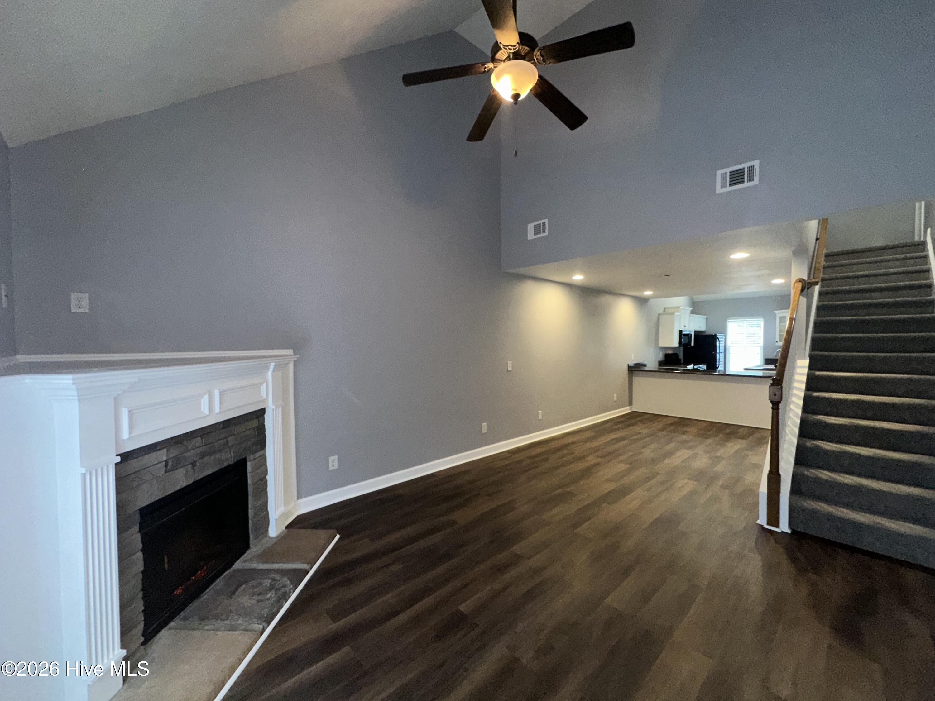 502 York Loop Property Photo 6