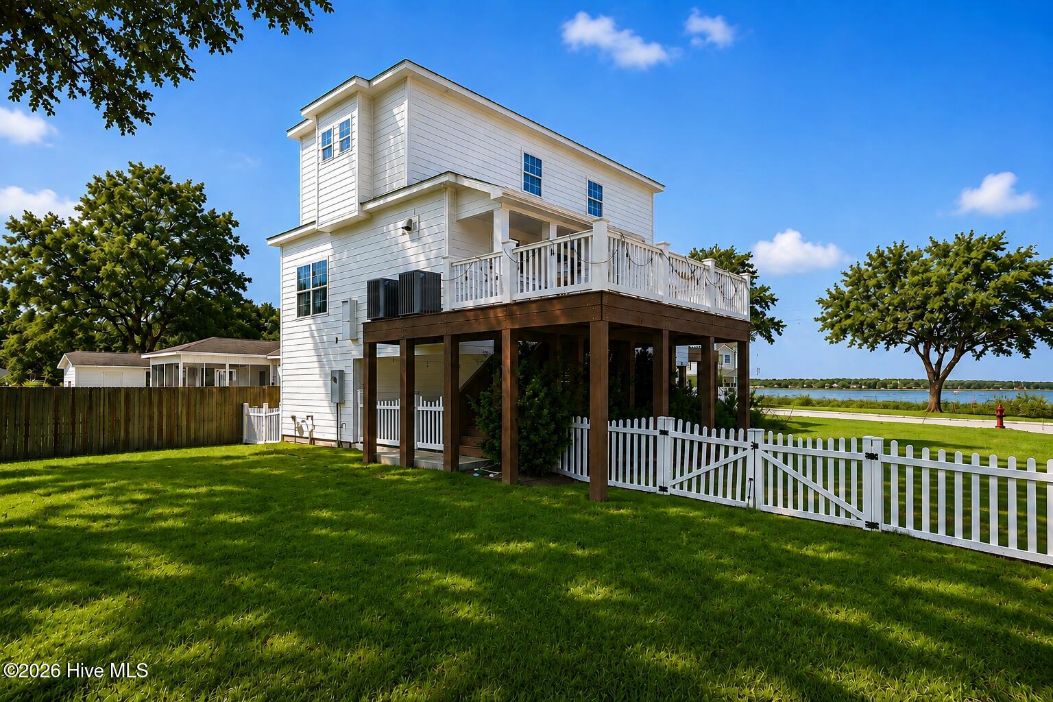 1601 River Drive Property Photo 2