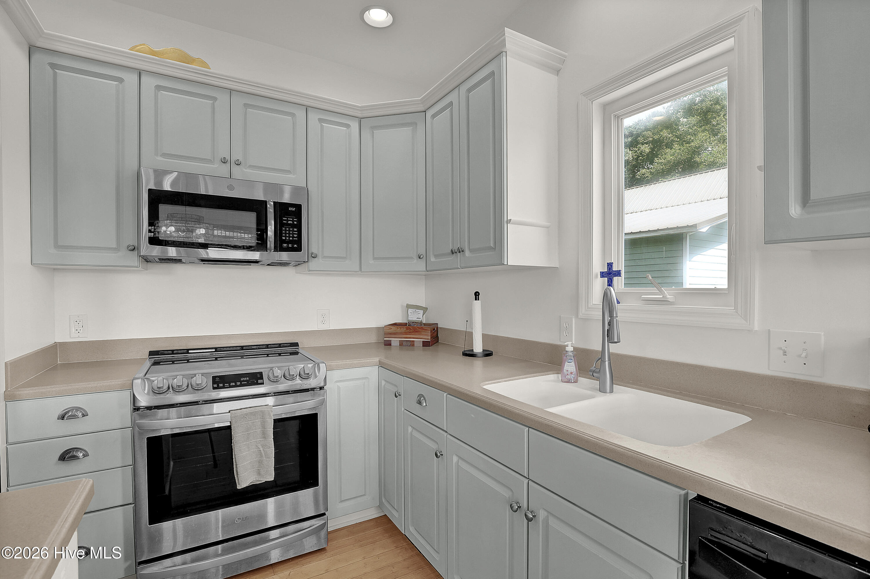 716 Bay Harbor Drive Property Photo 8