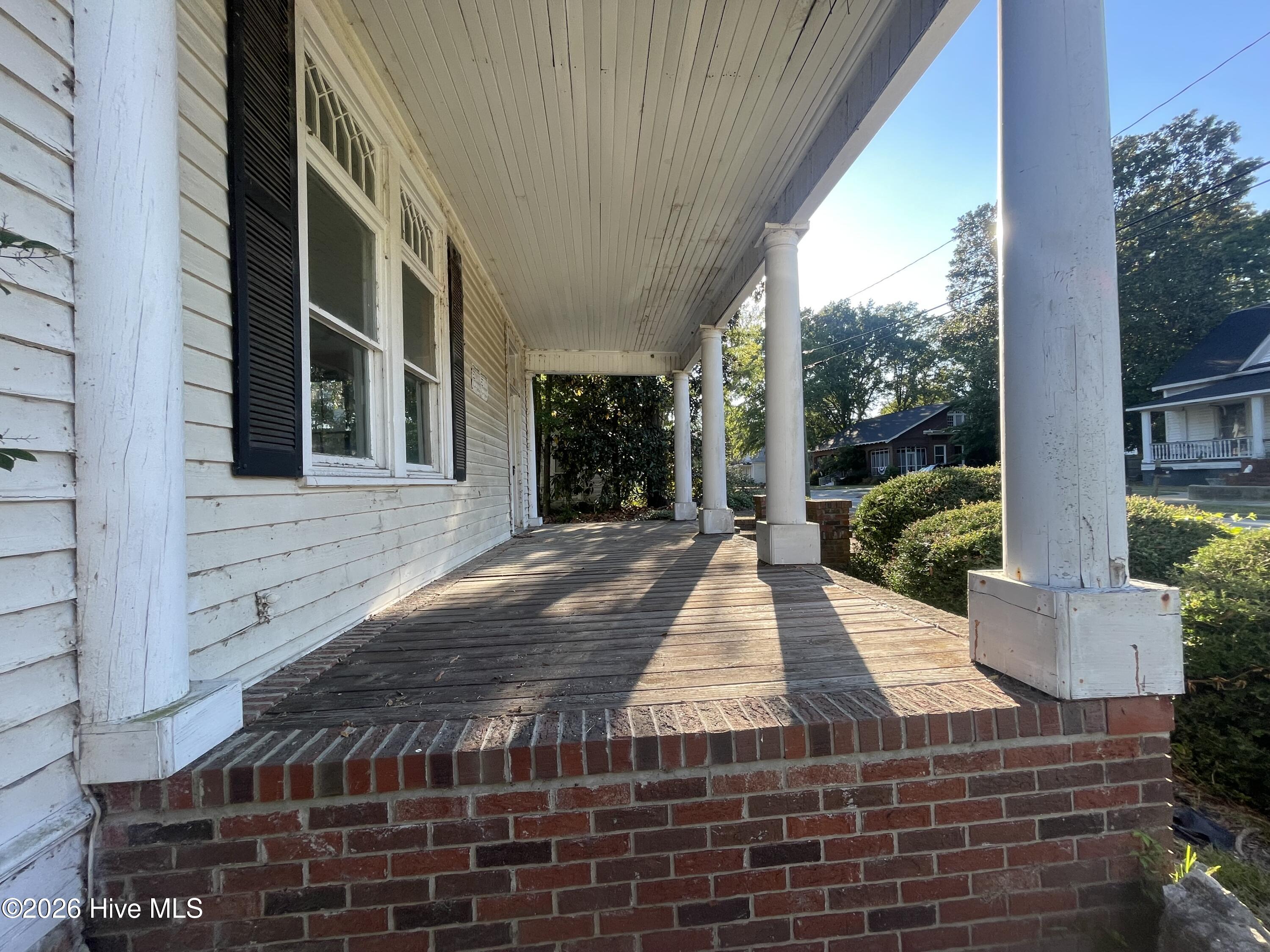 211 White Oak Street Property Photo 3