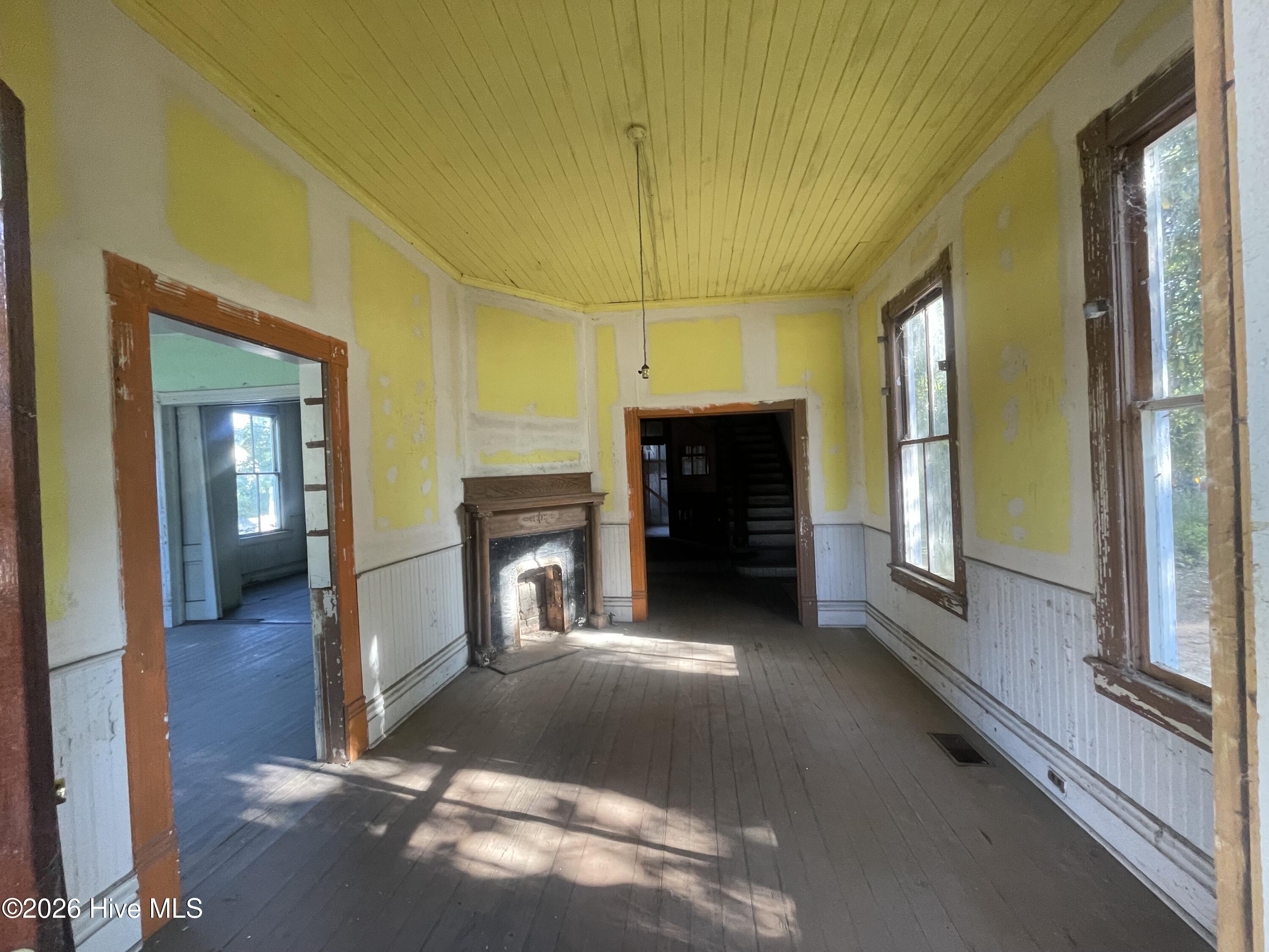 211 White Oak Street Property Photo 4