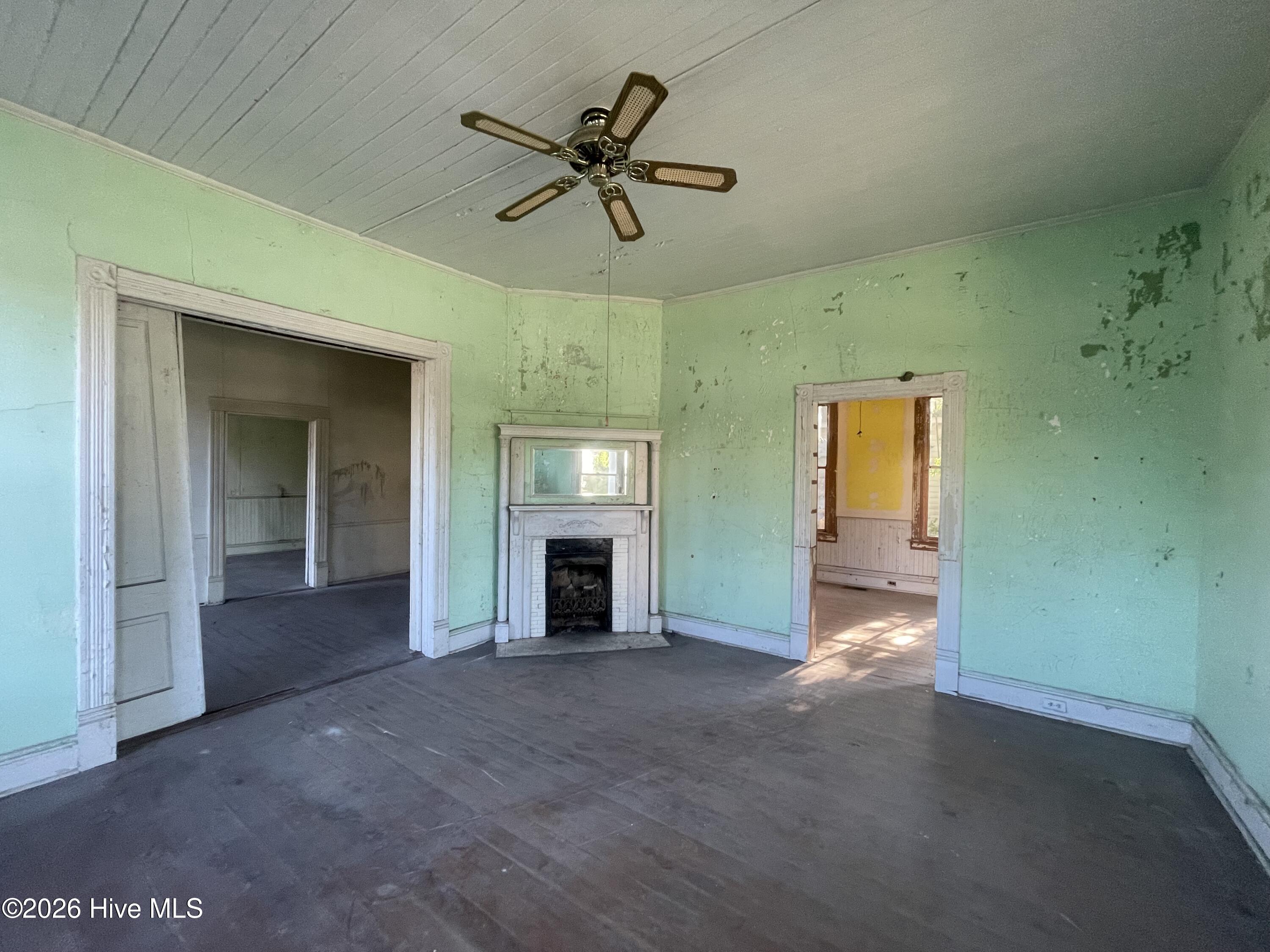 211 White Oak Street Property Photo 5