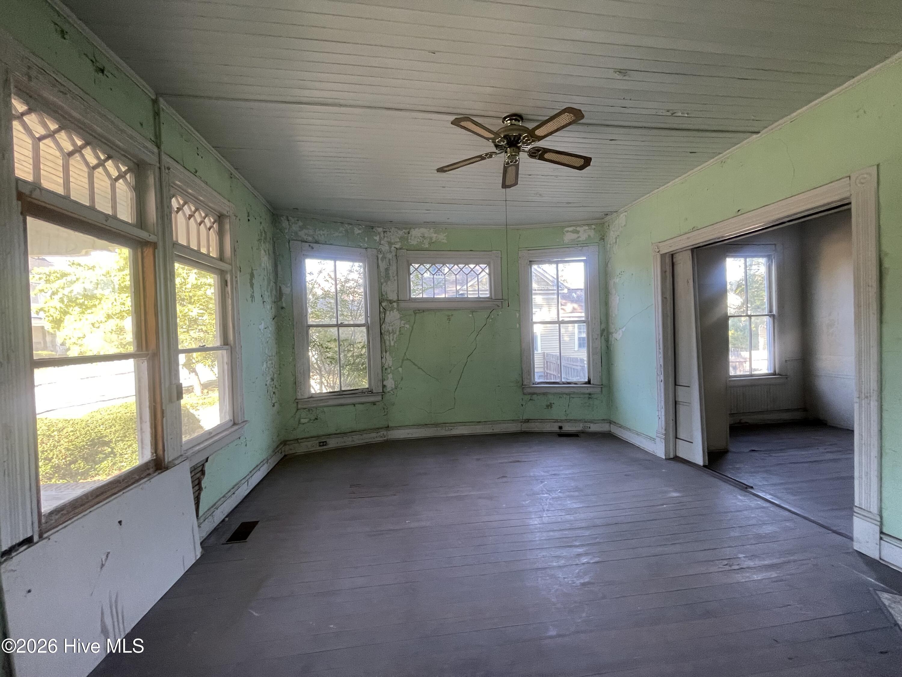 211 White Oak Street Property Photo 6