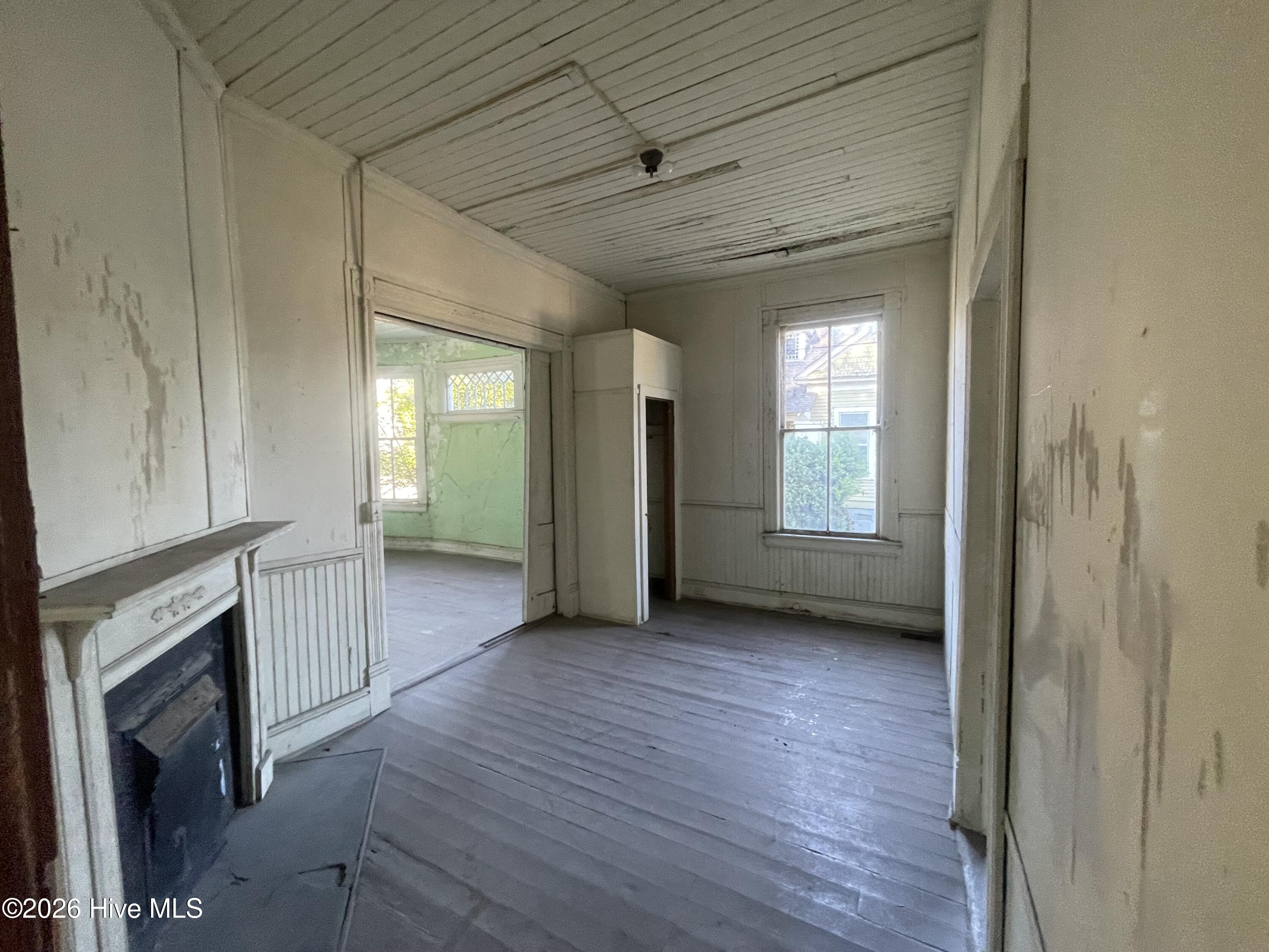 211 White Oak Street Property Photo 8