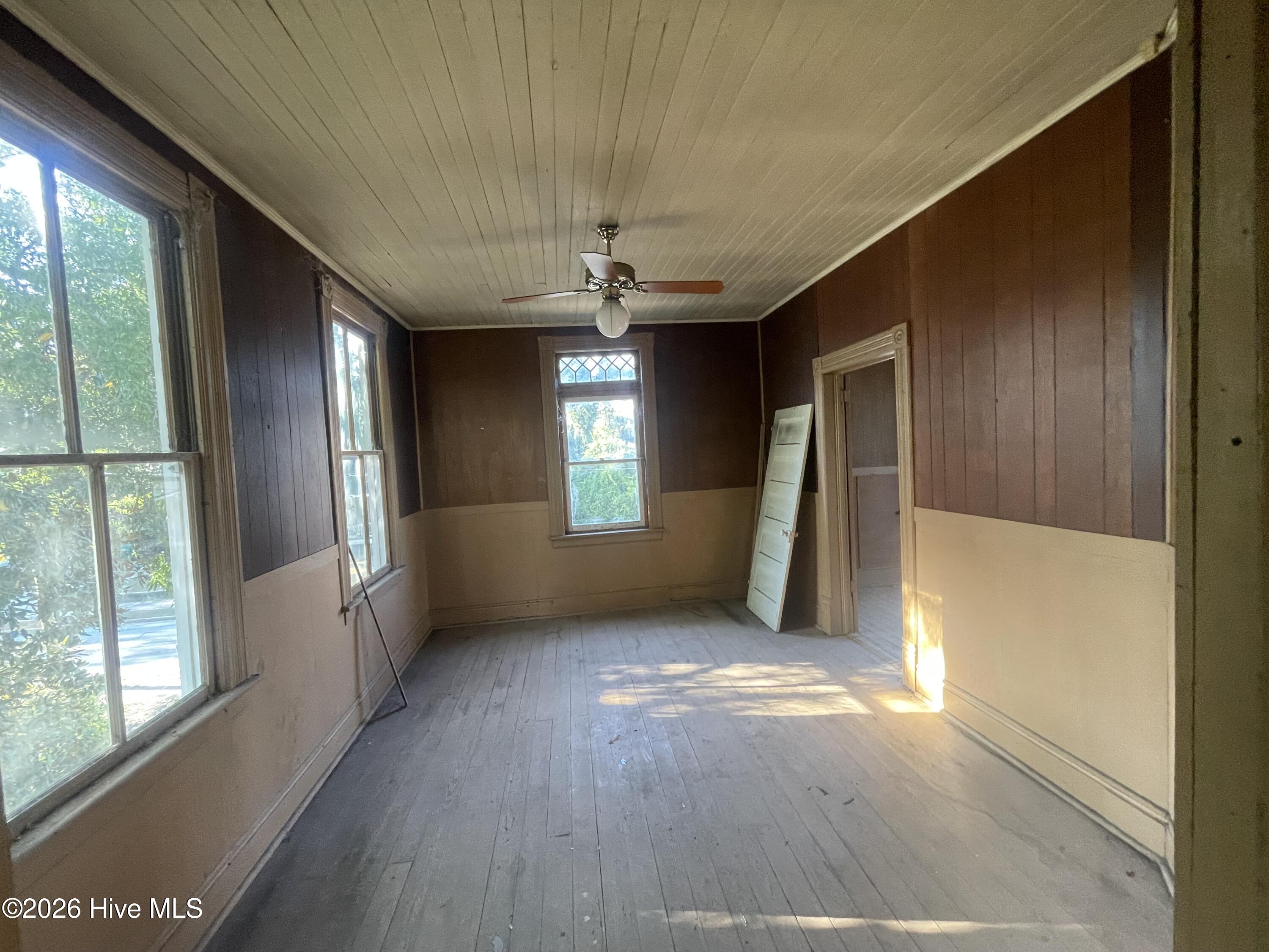 211 White Oak Street Property Photo 15