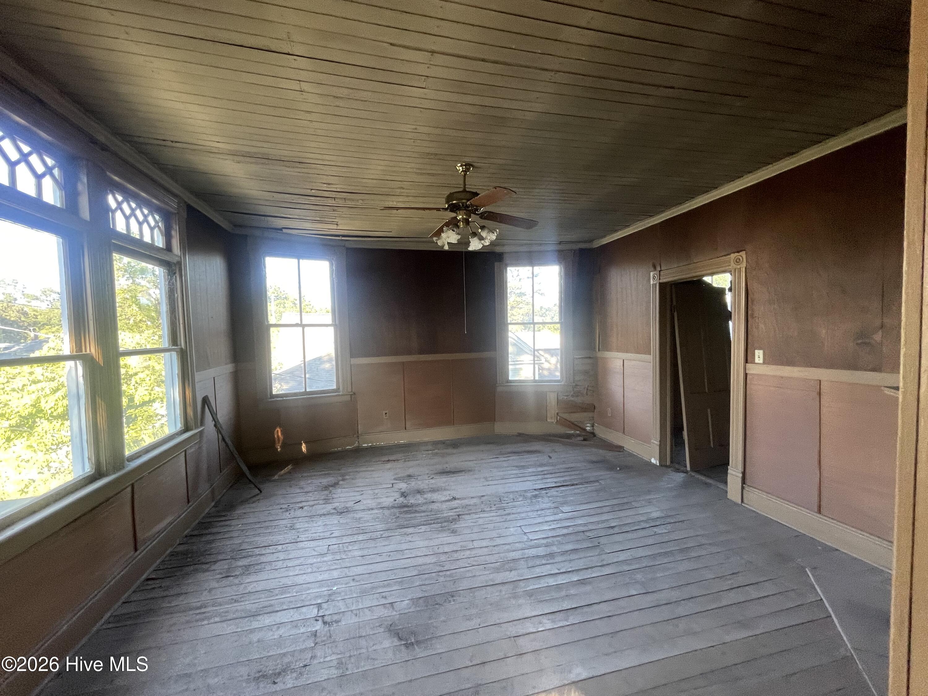 211 White Oak Street Property Photo 16