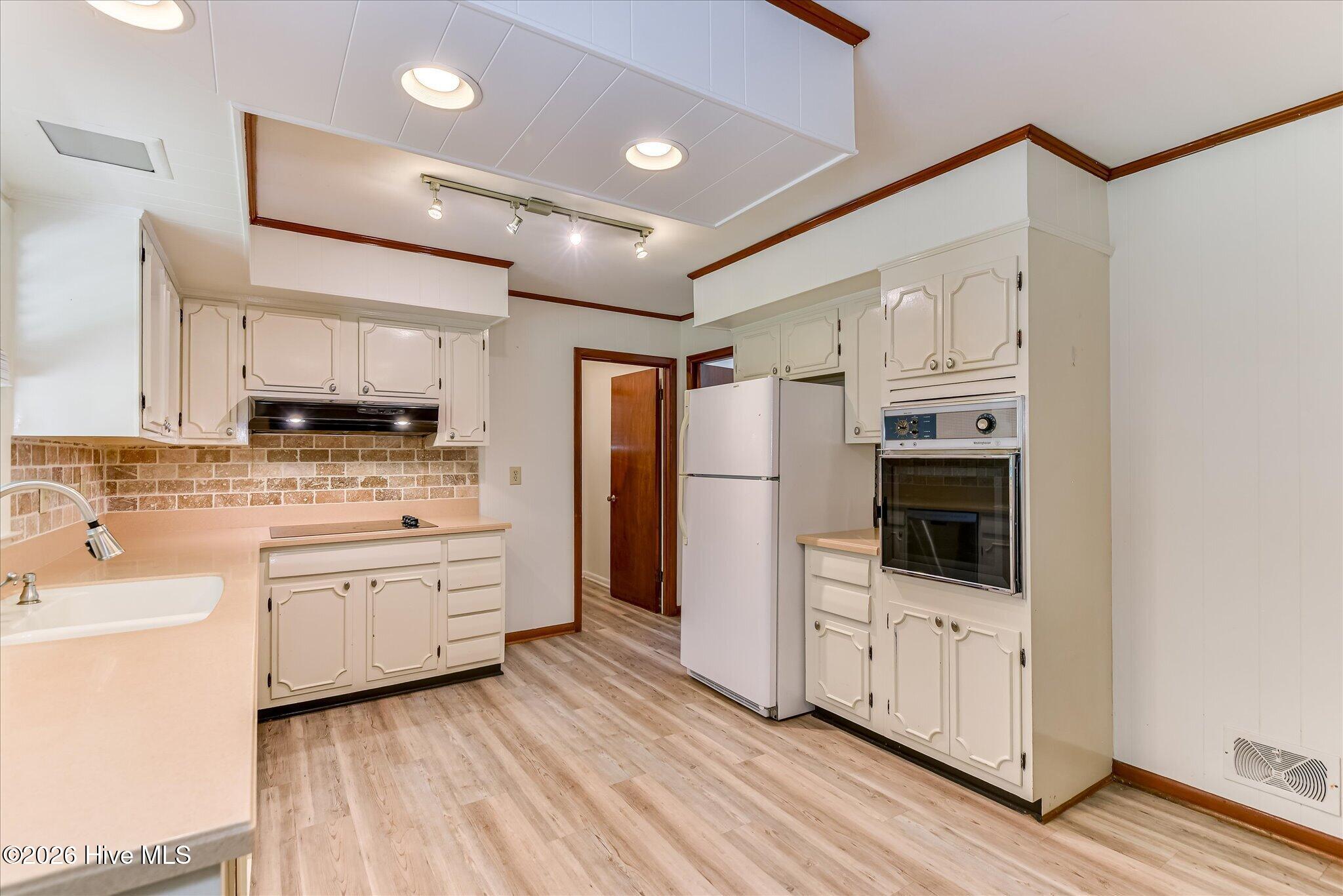 1423 Hickman Road Property Photo 12