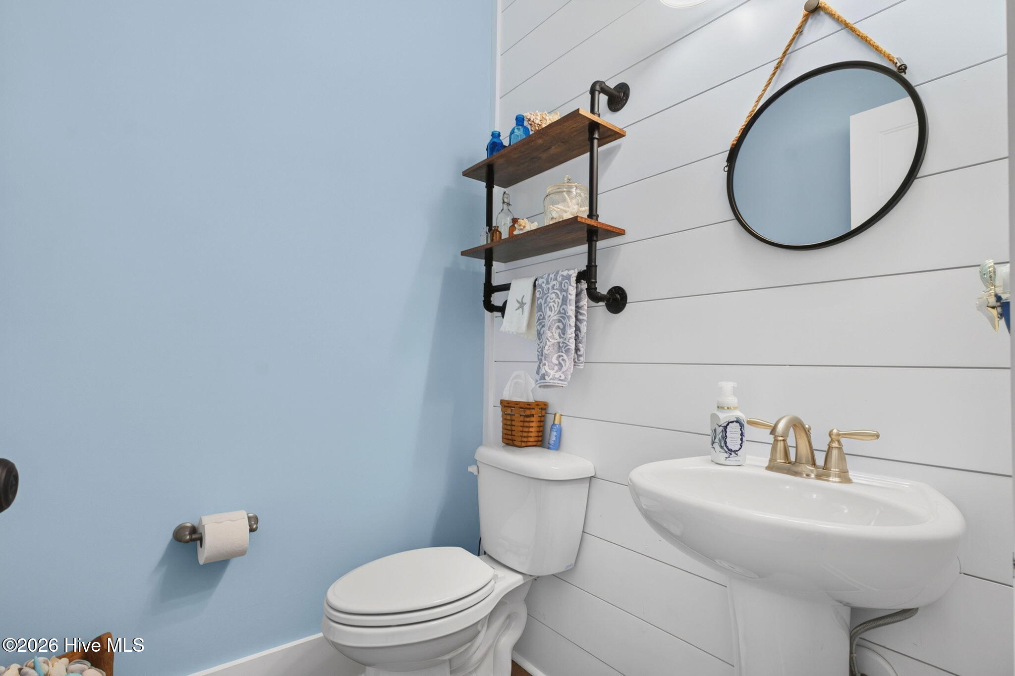 1107 N Caswell Avenue Property Photo 23