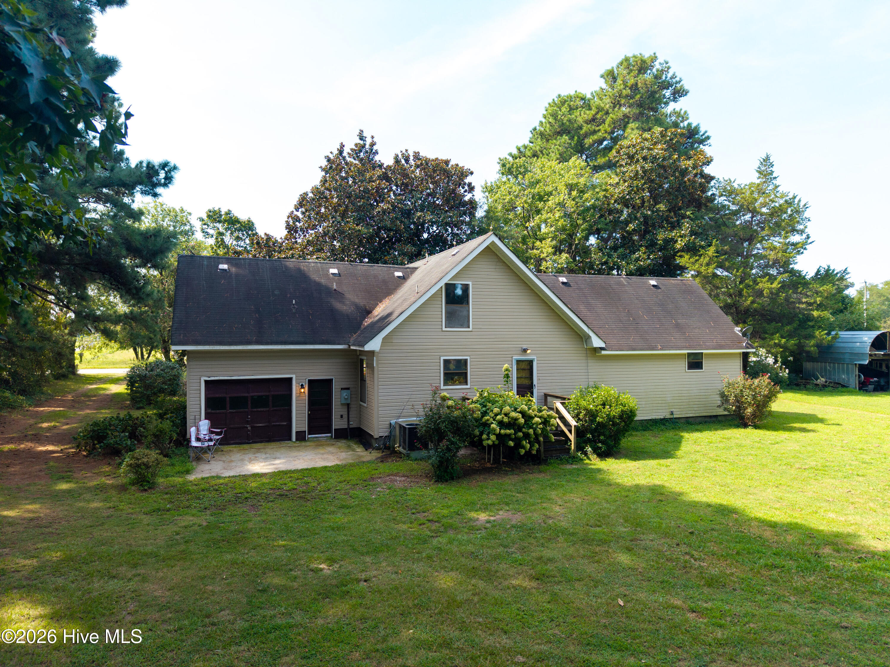 205 S End Road Property Photo 4