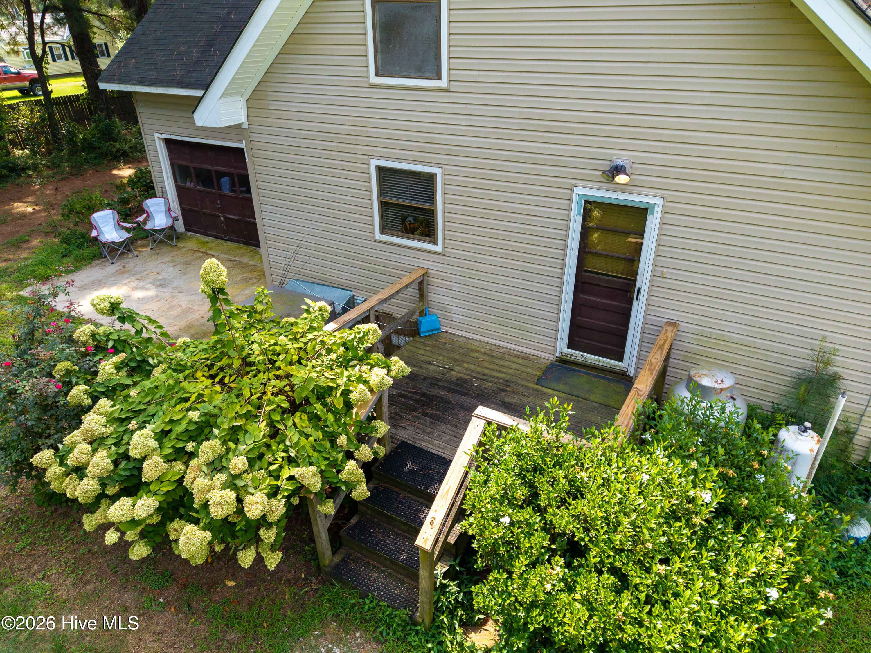 205 S End Road Property Photo 9