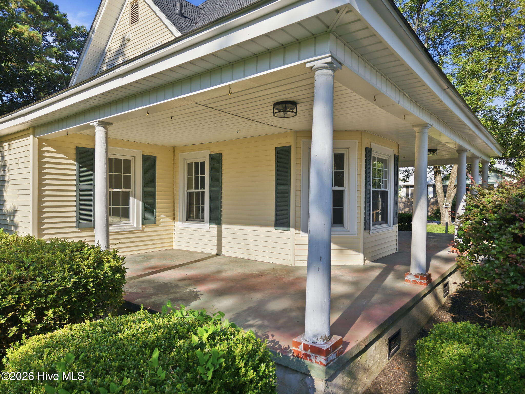 296 Fourth Street Property Photo 4