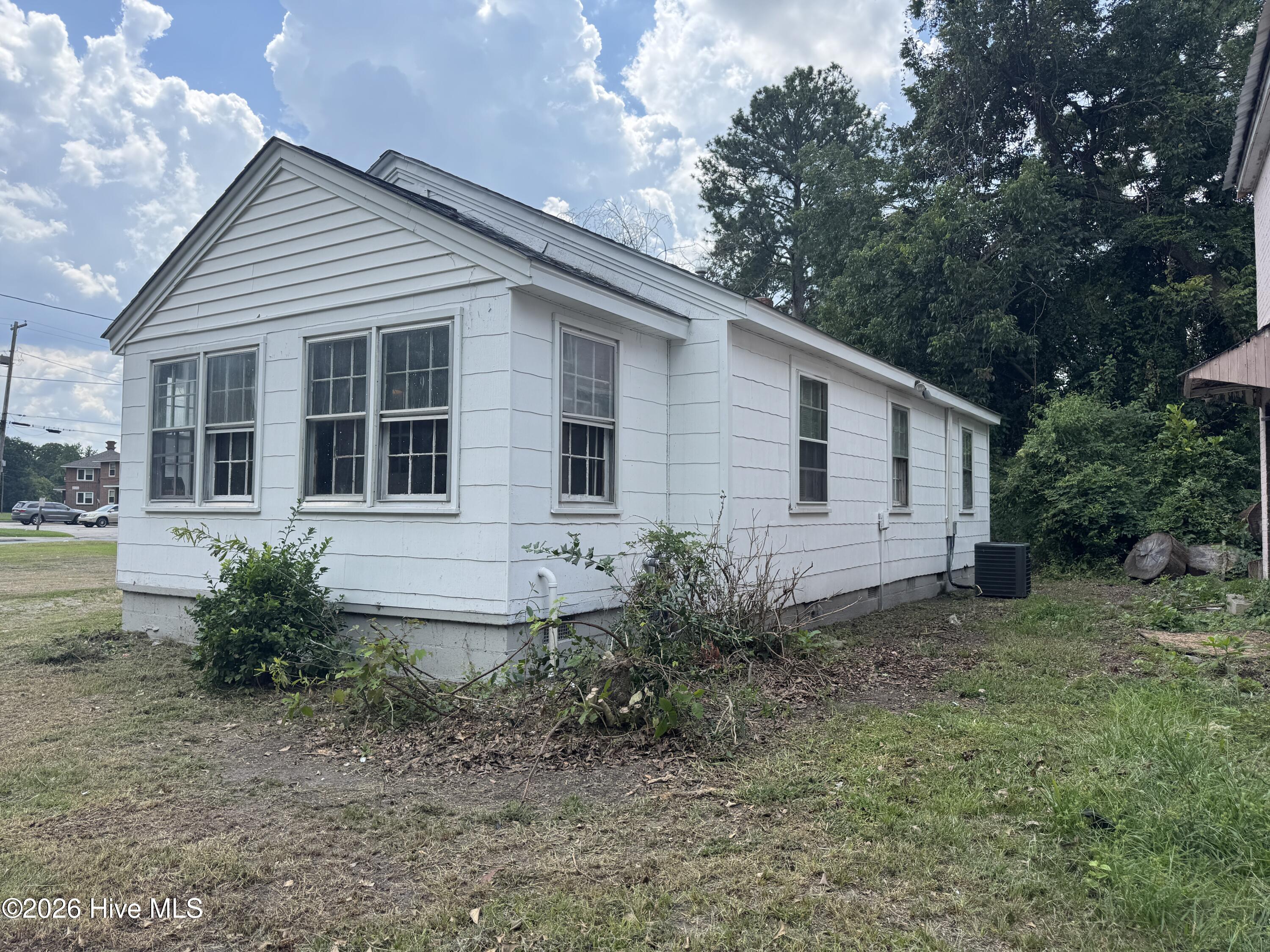 709 E Vernon Avenue Property Photo 5