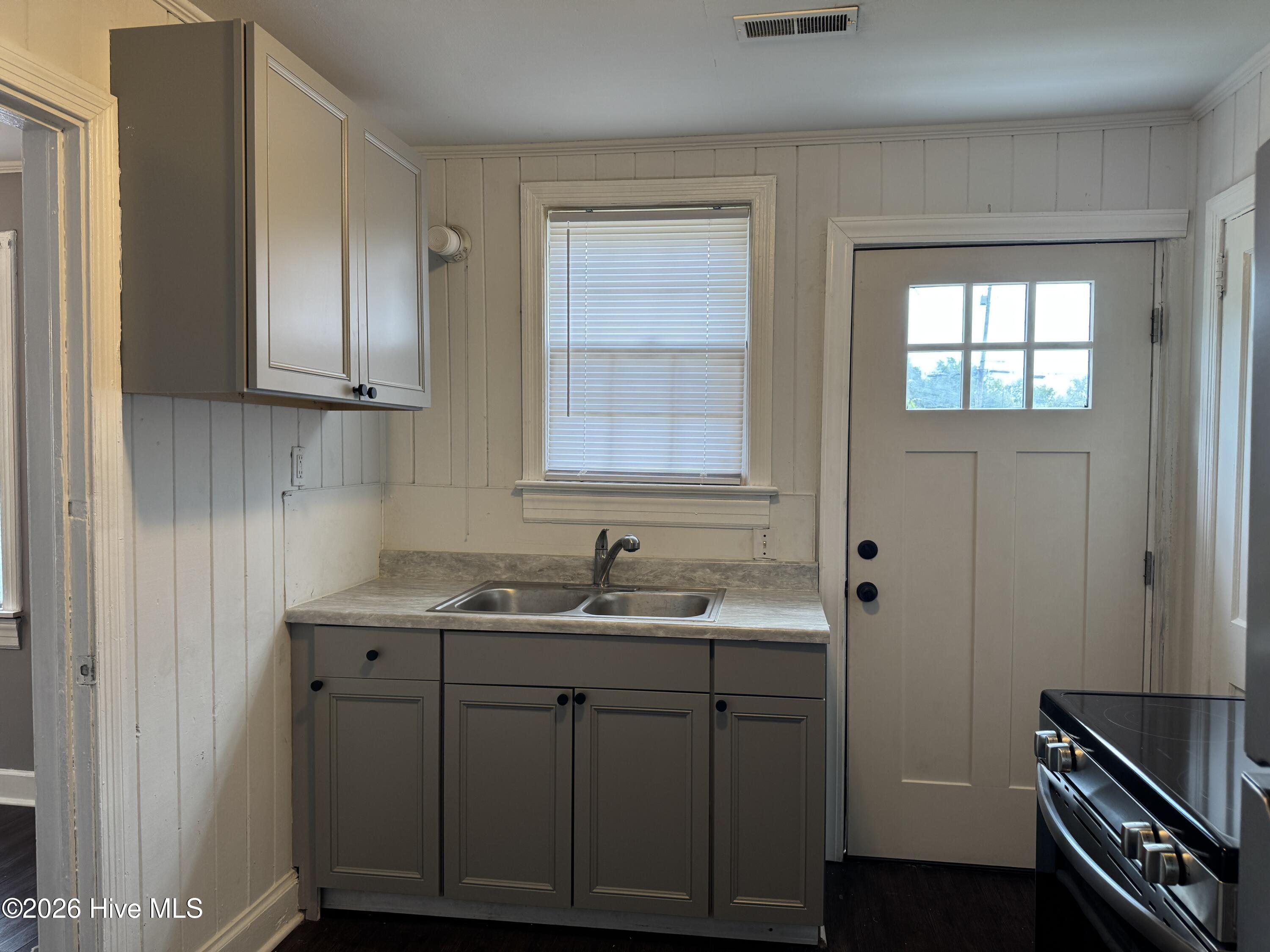 709 E Vernon Avenue Property Photo 7