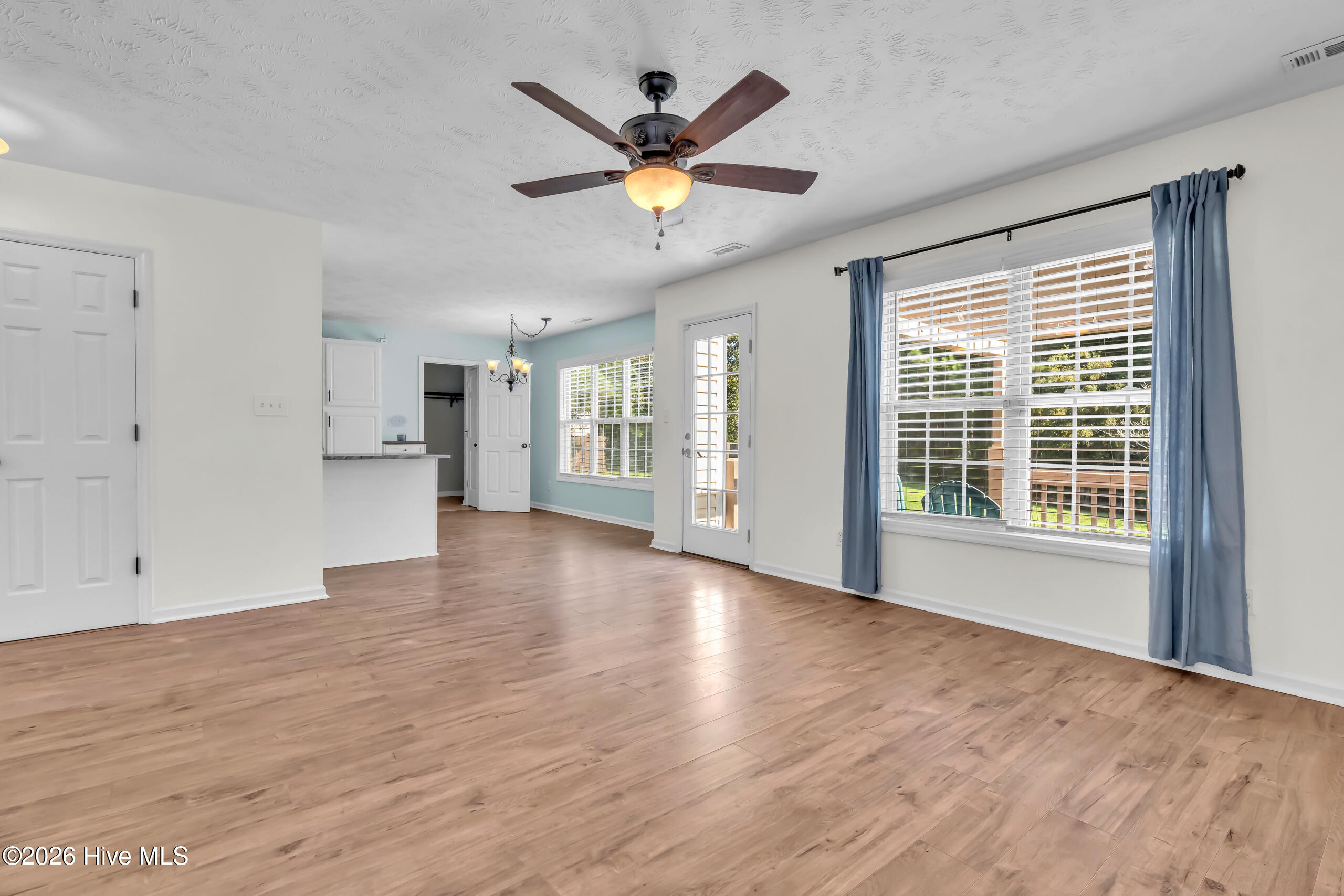 305 E Regent Court Property Photo 17