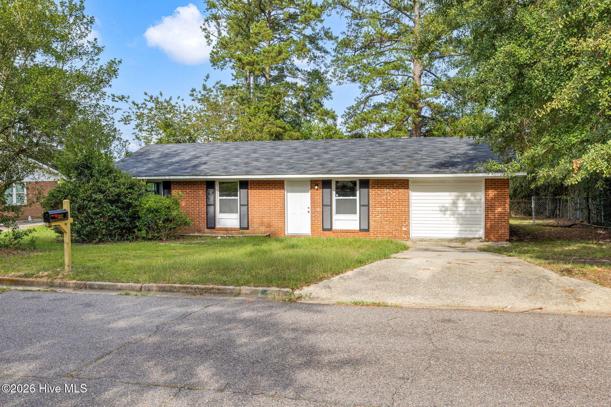 2511 Kensington Drive W Property Photo 2