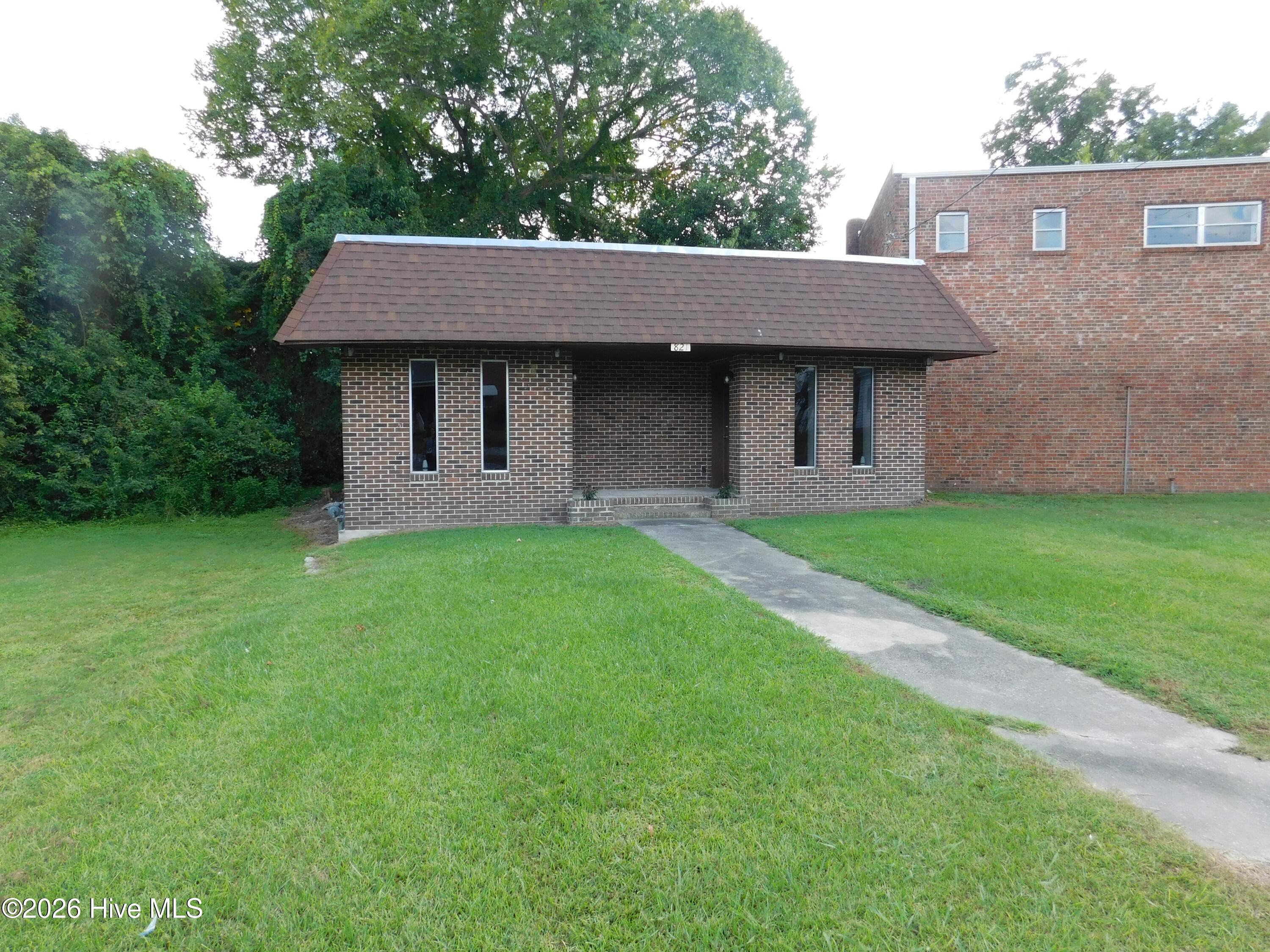 823 Queen Street B Property Photo 1