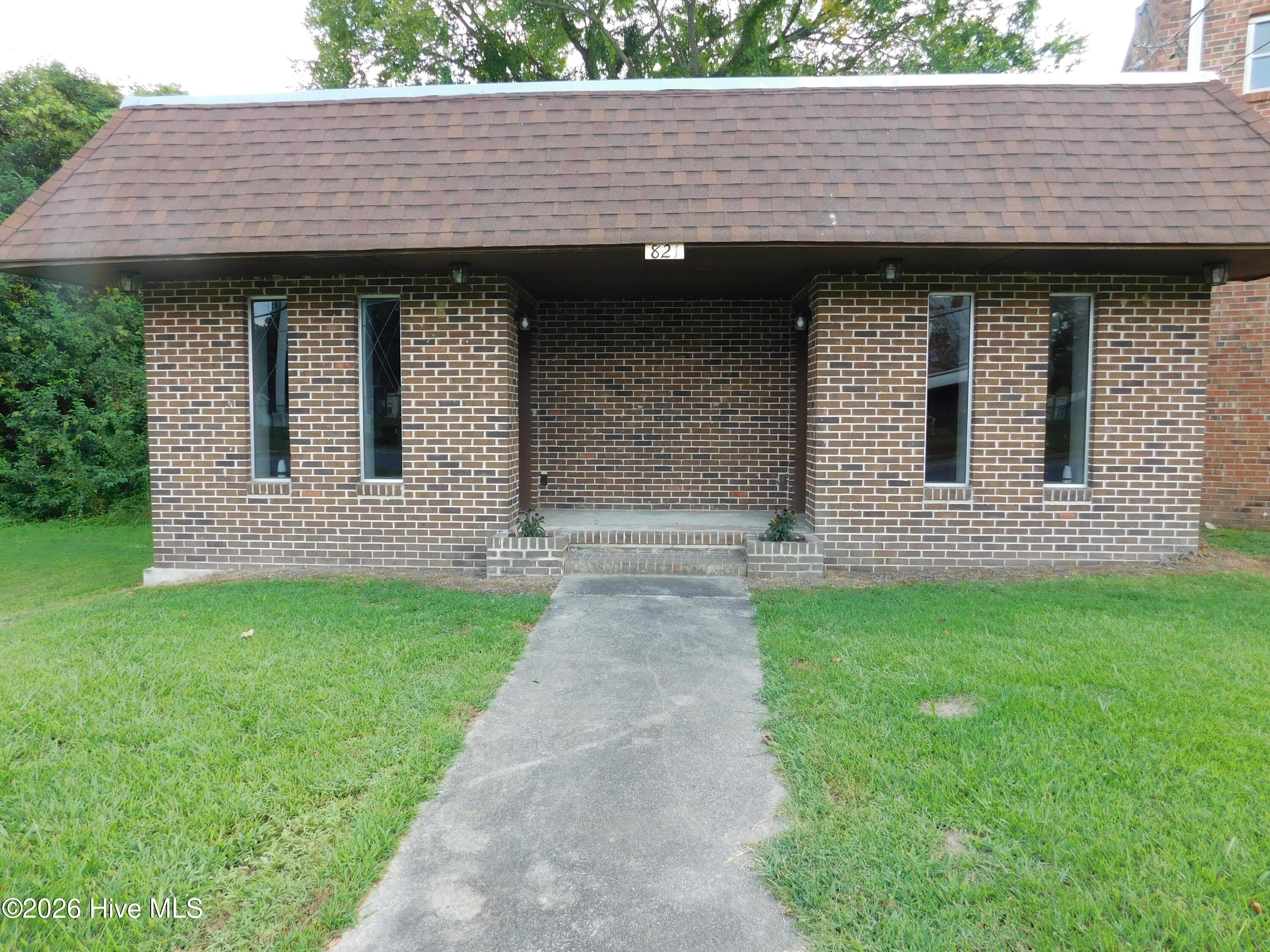 823 Queen Street B Property Photo 2