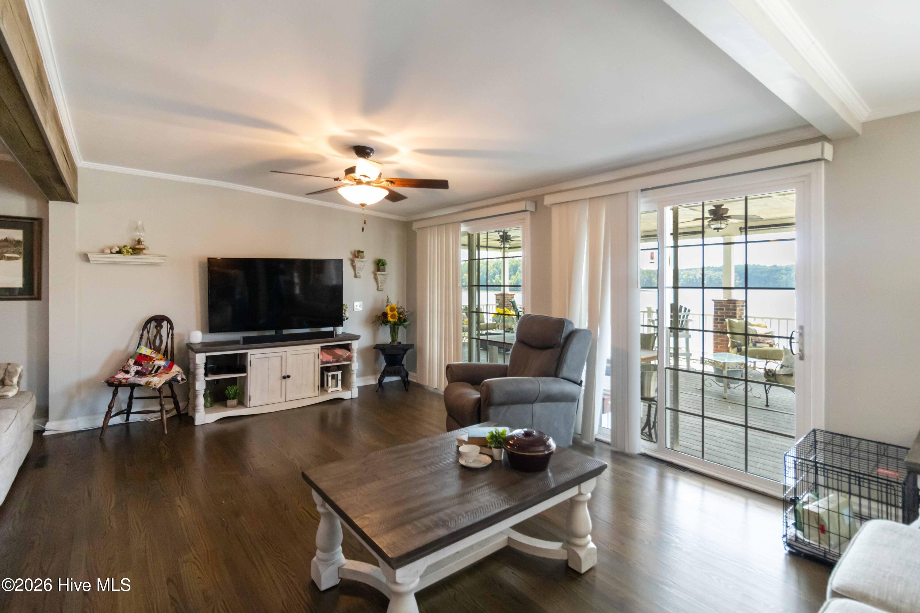 240 Foresail Road Property Photo 6