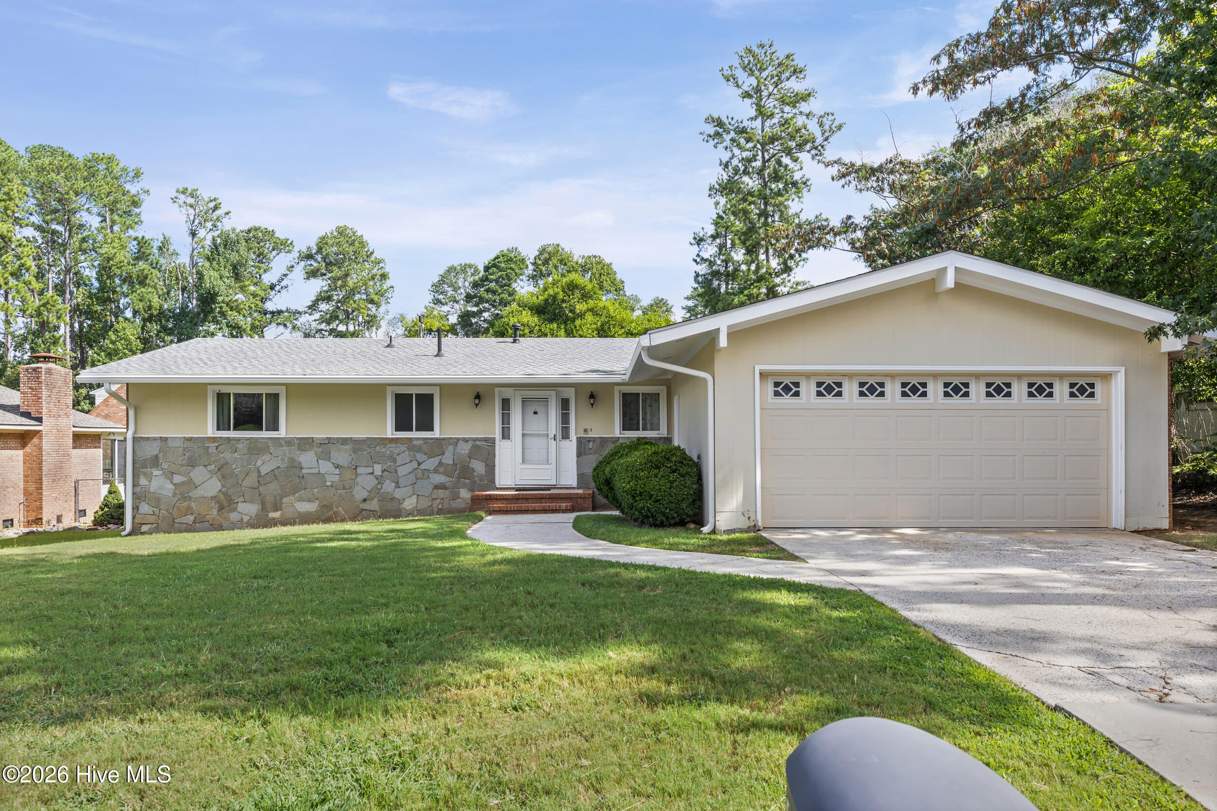 306 E Wynngate Drive Property Photo 2